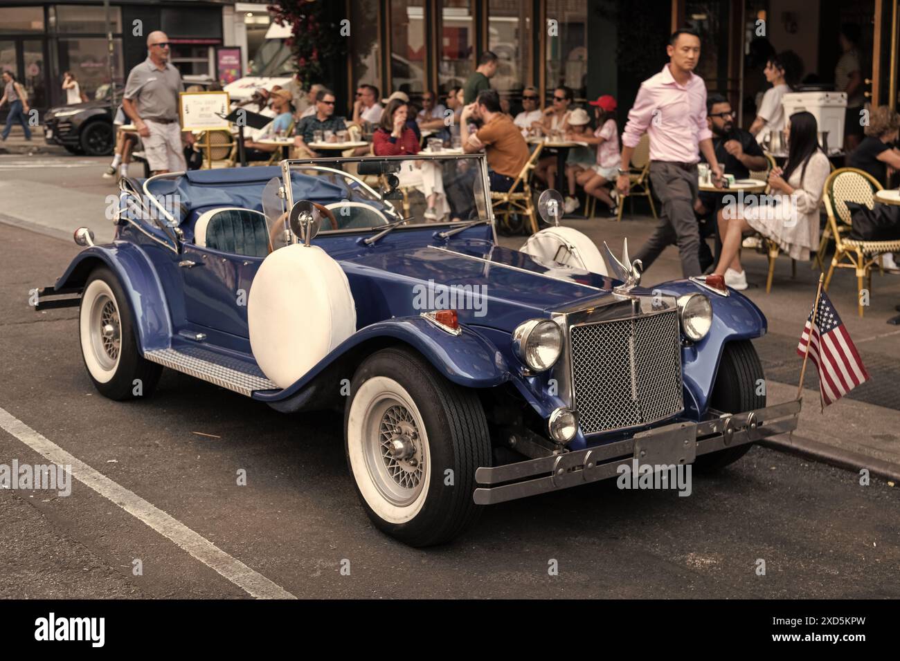 New York City, USA - 30. Juni 2023: Excalibur Series III Phaeton Oldtimer, Vorderansicht Fahrerseite geparkt Stockfoto