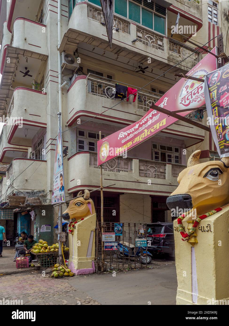 06 15 2024 Vintage Old Art Deco Stuckarbeit Cow hatte an der Verbundwand des Old Art Deco Gebäudes Gaiwadi Girgaon Mumbai Maharashtra Indien Asien. Stockfoto