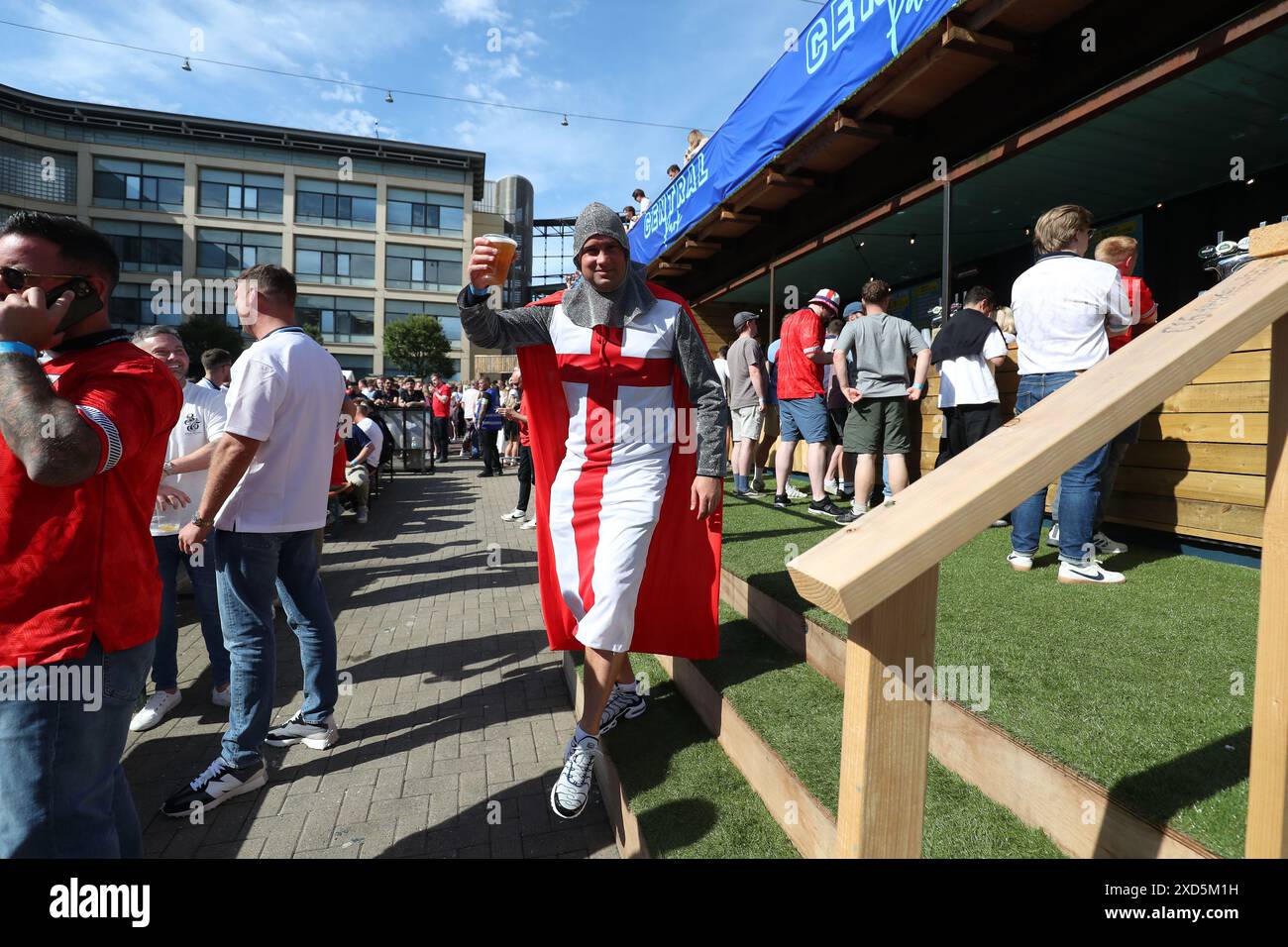 England Fans im 4theFans Central Park Fan Park in Newcastle sehen sich das Spiel der Gruppe C der UEFA Euro 2024 zwischen Dänemark und England an. Bilddatum: Donnerstag, 20. Juni 2024. Stockfoto