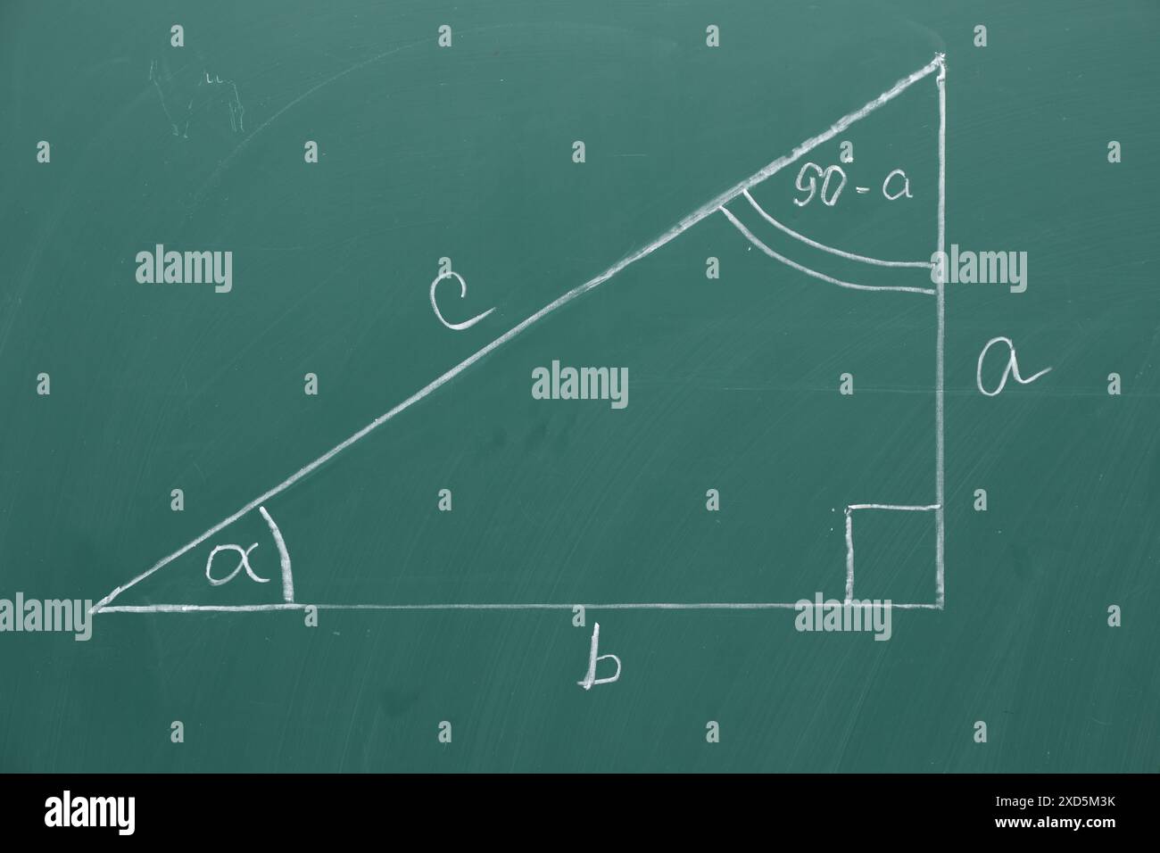 Dreieck- und Geometrie-Aufgabe auf grünem Tafel Stockfoto