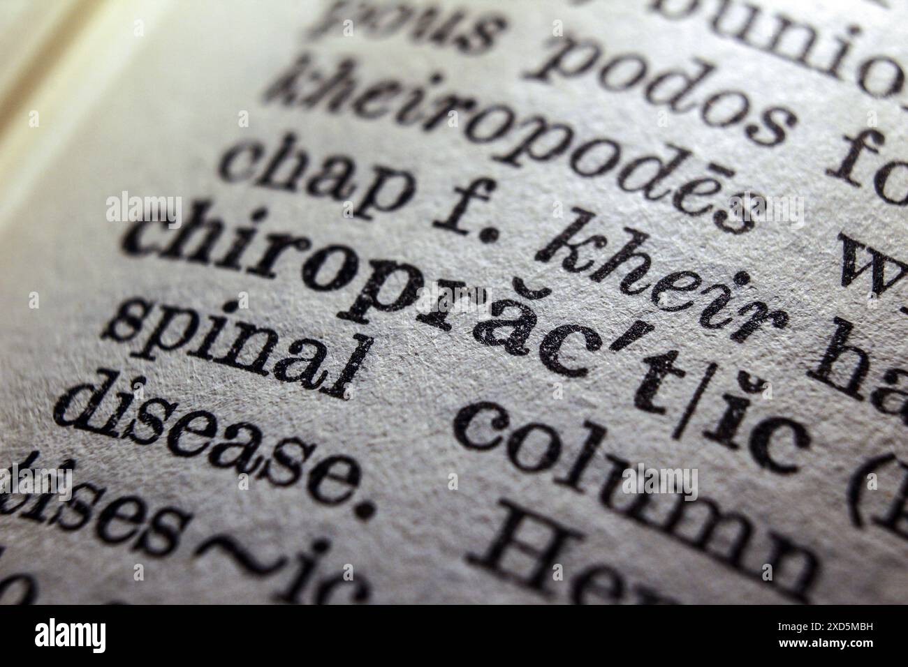Wort Chiropraktik auf Wörterbuchseite, Makronaht Stockfoto