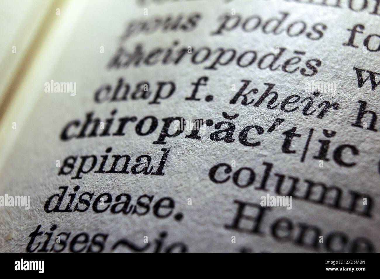 Wort Chiropraktik auf Wörterbuchseite, Makronaht Stockfoto