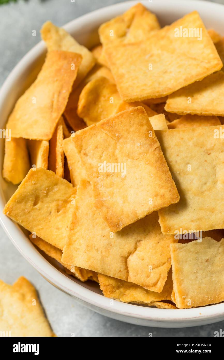 Hausgemachte knusprige Pita Chips mit Meersalz Stockfoto