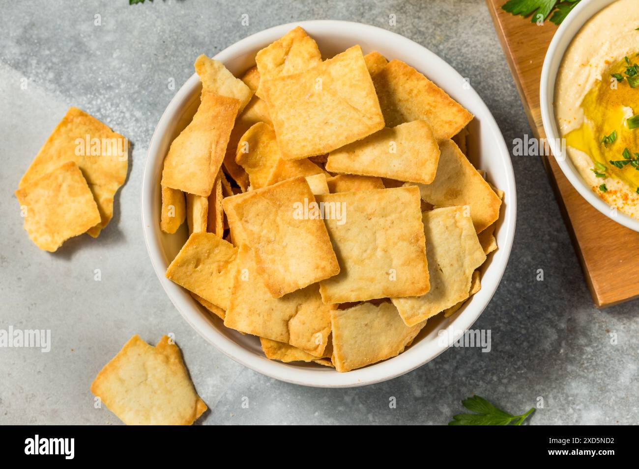 Hausgemachte knusprige Pita Chips mit Meersalz Stockfoto