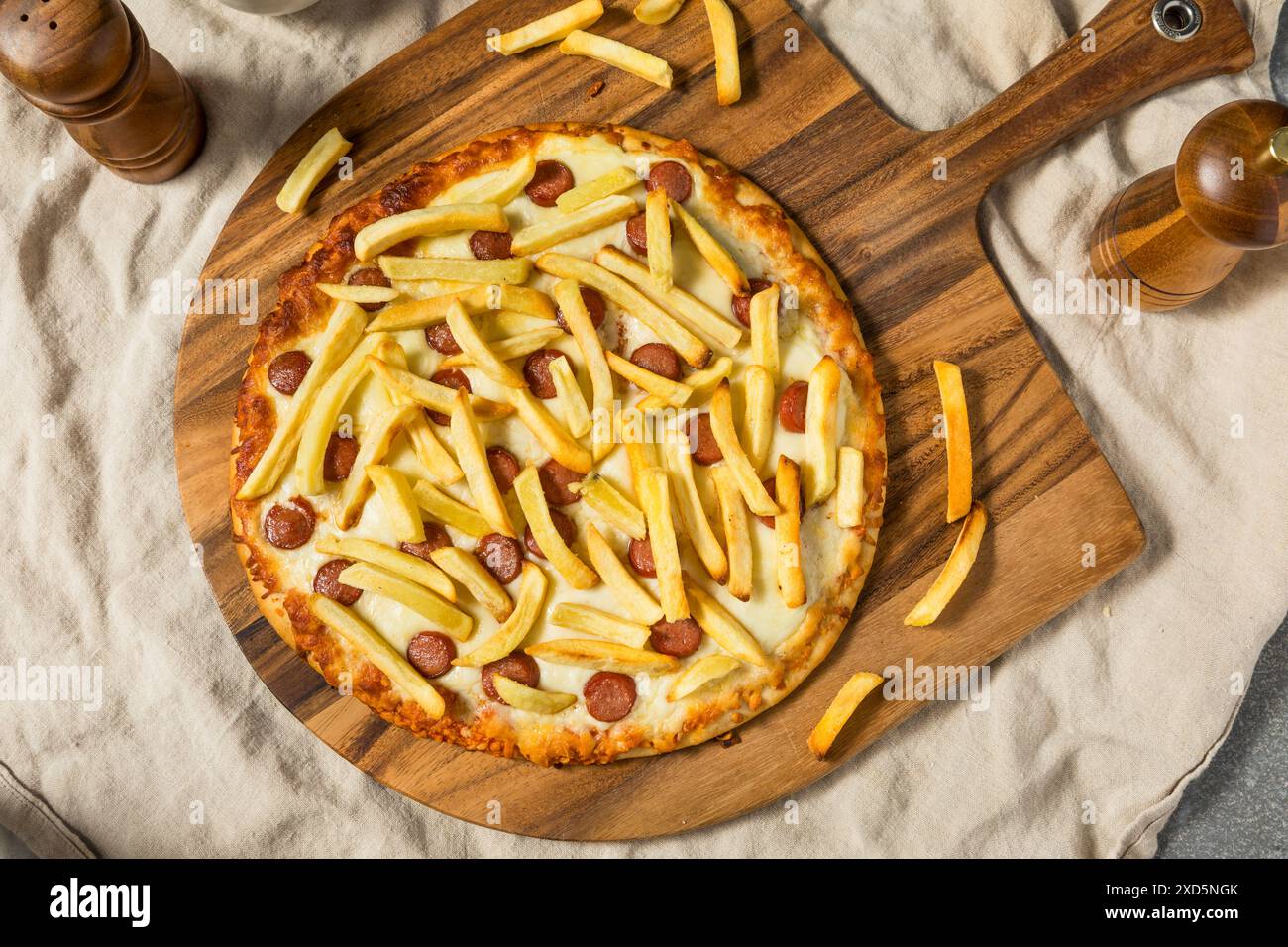 Hausgemachte italienische Pizza Americano mit Pommes Frites und Hot Dogs Stockfoto