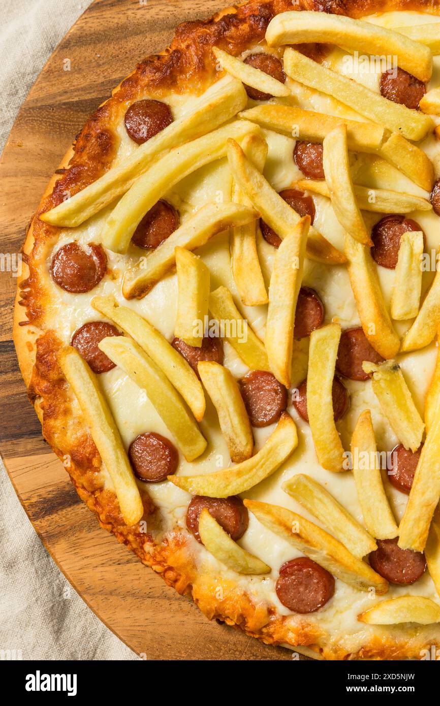 Hausgemachte italienische Pizza Americano mit Pommes Frites und Hot Dogs Stockfoto