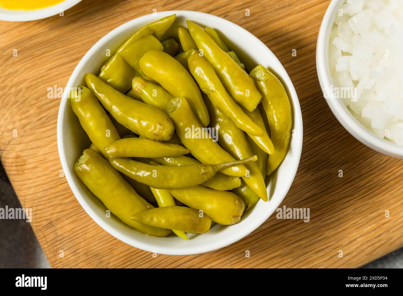 Eingelegte scharfe Chicago Sport Paprika in einem Glas Stockfoto