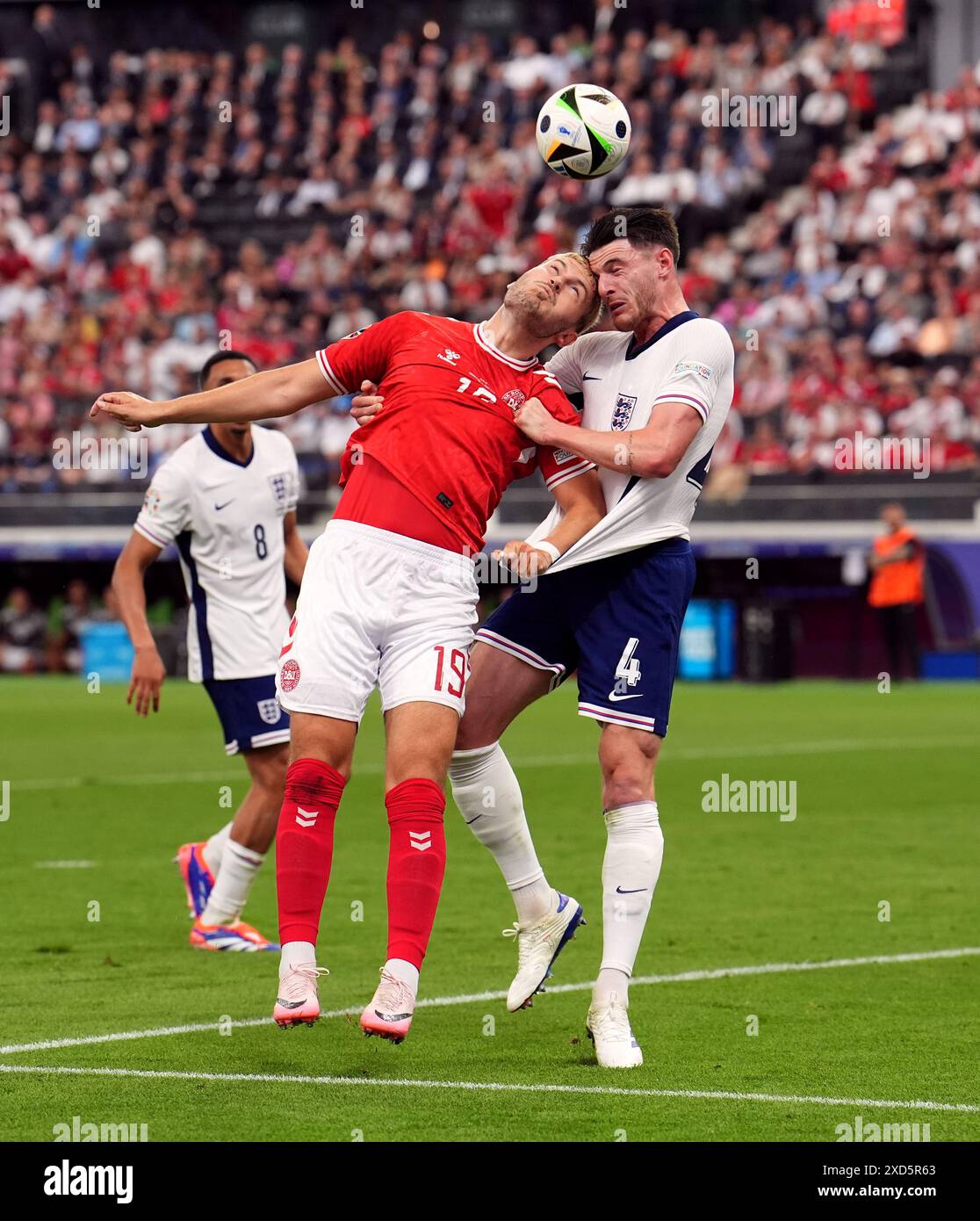 Englands Declan Rice und Dänemarks Jonas Wind (links) kämpfen um den Ball während des Spiels zur UEFA Euro 2024 in der Frankfurt Arena. Bilddatum: Donnerstag, 20. Juni 2024. Stockfoto