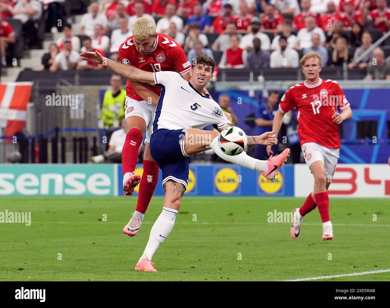 Der dänische Jonas Wind trifft beim Spiel zur UEFA Euro 2024 in der Frankfurt Arena in Frankfurt am Main ein Tor über den englischen John Stones. Bilddatum: Donnerstag, 20. Juni 2024. Stockfoto