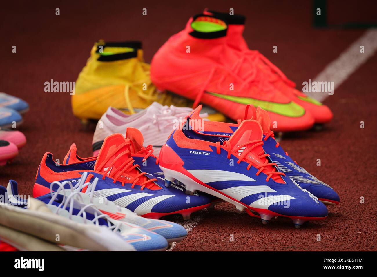 Herzogenaurach, Deutschland. Juni 2024. Fußball, UEFA Euro 2024, Europameisterschaft, Deutschland, Training nach dem zweiten Gruppenspiel, Adidas und Nike Fußballschuhe auf dem Platz vor dem Training. Quelle: Christian Charisius/dpa/Alamy Live News Stockfoto