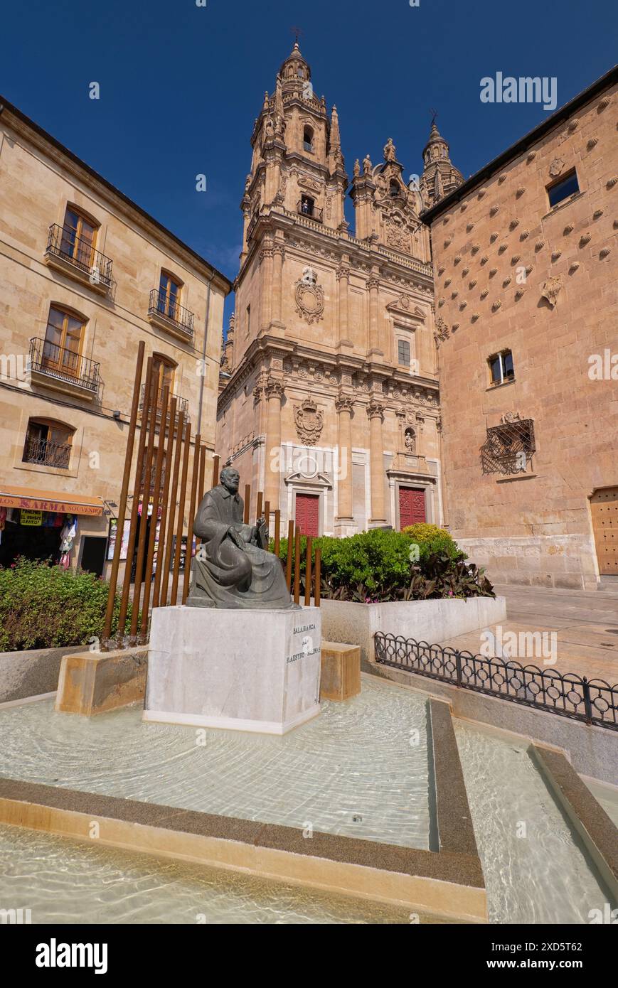 Spanien, Kastilien und Leon, Salamanca, das Denkmal des spanischen Musiktheoretikers und Organisten Francisco de Salinas mit Kirche La Clerecía und Casa de las Conchas dahinter. Stockfoto