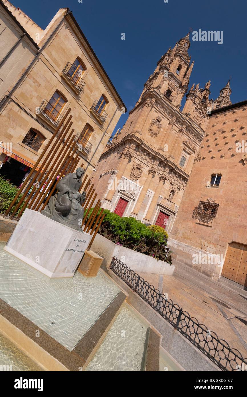 Spanien, Kastilien und Leon, Salamanca, das Denkmal des spanischen Musiktheoretikers und Organisten Francisco de Salinas mit Kirche La Clerecía und Casa de las Conchas dahinter. Stockfoto