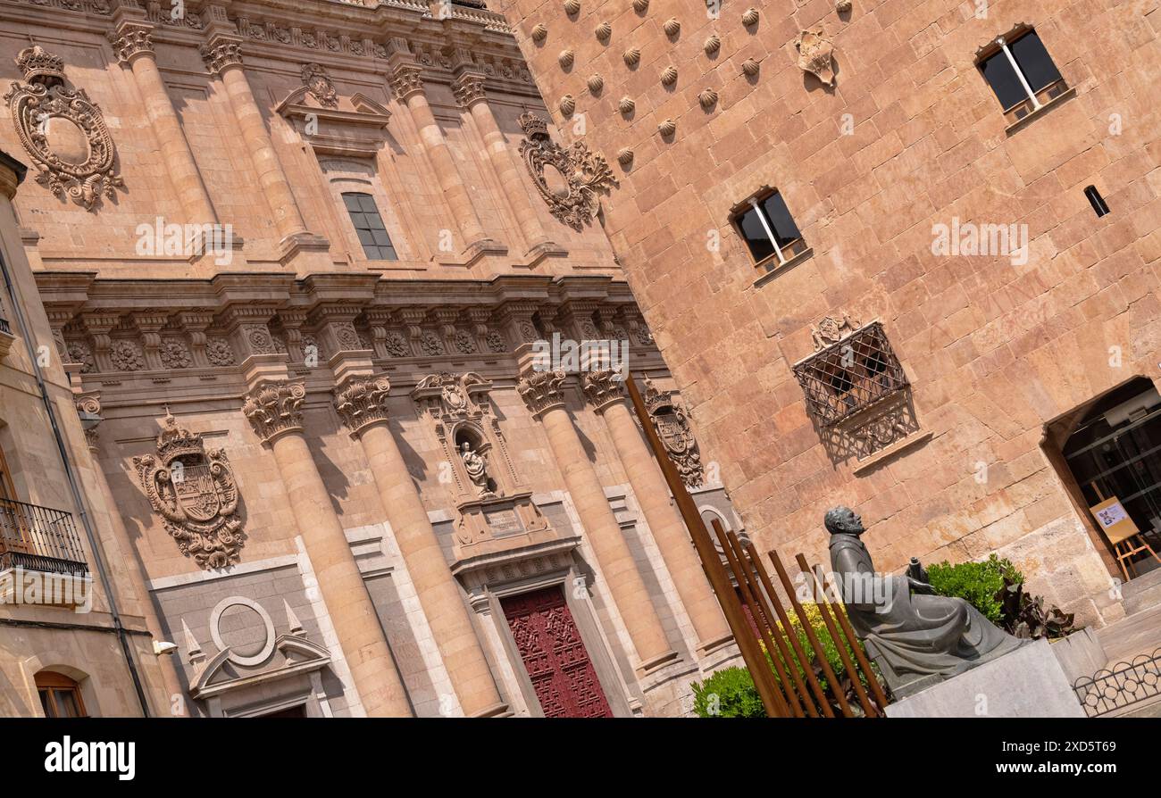Spanien, Kastilien und Leon, Salamanca, das Denkmal des spanischen Musiktheoretikers und Organisten Francisco de Salinas mit Kirche La Clerecía und Casa de las Conchas dahinter. Stockfoto