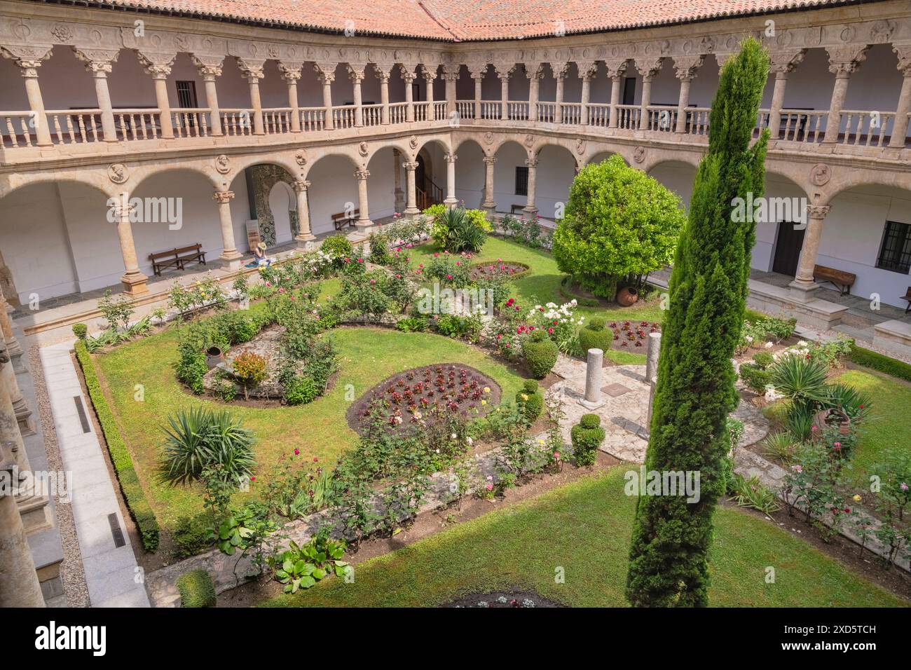 Spanien, Kastilien und Leon, Salamanca, Convento de las Duenas, ein Dominikanerkloster aus dem 15. Und 16. Jahrhundert, Blick vom oberen Kreuzgang. Stockfoto