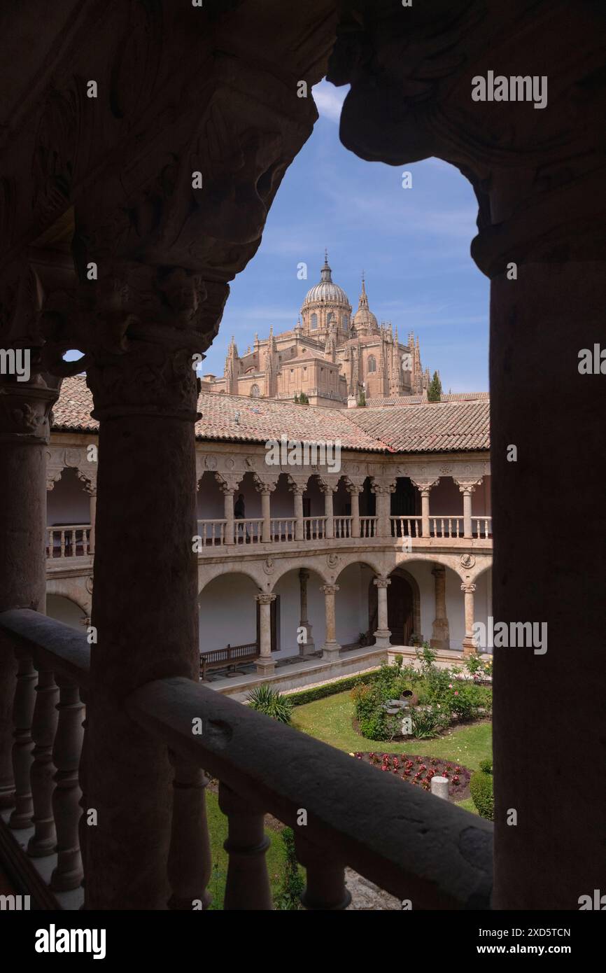 Spanien, Kastilien und Leon, Salamanca, Convento de las Duenas, ein Dominikanerkloster aus dem 15. Und 16. Jahrhundert, Kathedrale von Salamanca, eingerahmt von den Bögen des oberen Kreuzgangs. Stockfoto