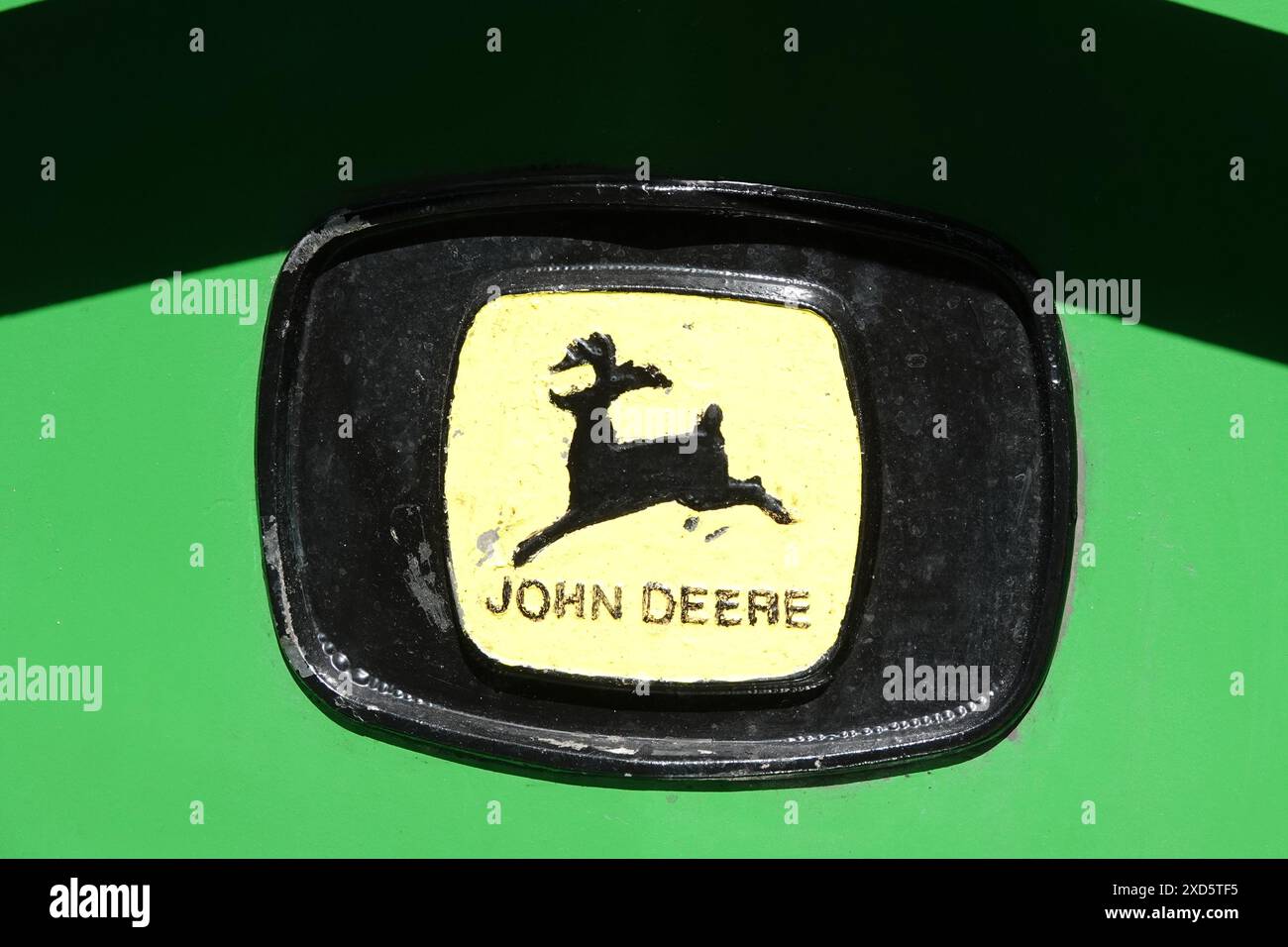 Itterbeck, Deutschland – 16. Juni 2024 Logo eines Oldtimer-Traktors: John Deere (neu lackiert) Stockfoto