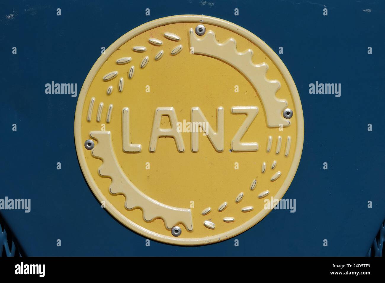 Itterbeck, Deutschland - 16. Juni 2024 Logo von einem Oldtimer-Traktor: A Lanz. Sie fusionierten 1956 mit John Deere. Nach 1967 gab es keine Traktoren unter der na Stockfoto