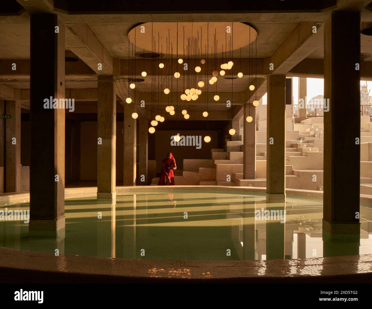 Wasserspiel neben dem zentralen Innenhof. Third Space, Udaipur, Indien. Architekt: Studio Saar, 2023. Stockfoto