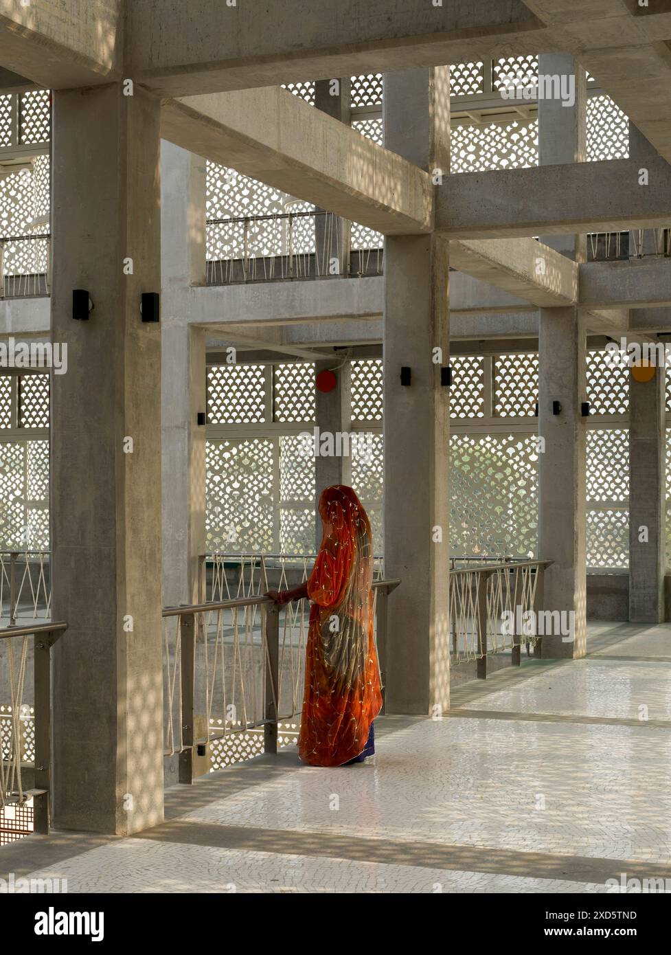 Korridore zum Innenhof mit Figur. Third Space, Udaipur, Indien. Architekt: Studio Saar, 2023. Stockfoto