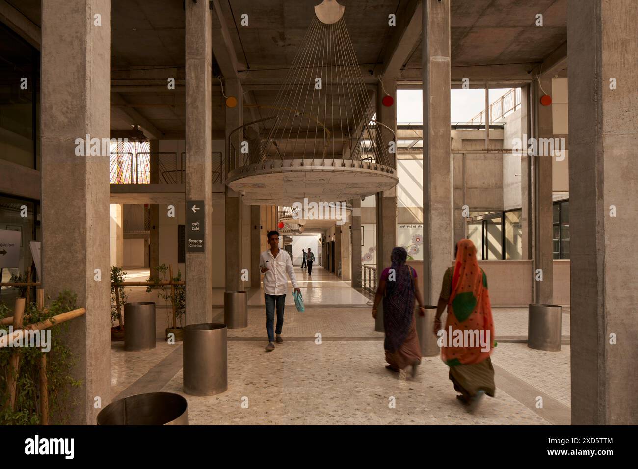 Korridor im Eingangsfoyer. Third Space, Udaipur, Indien. Architekt: Studio Saar, 2023. Stockfoto