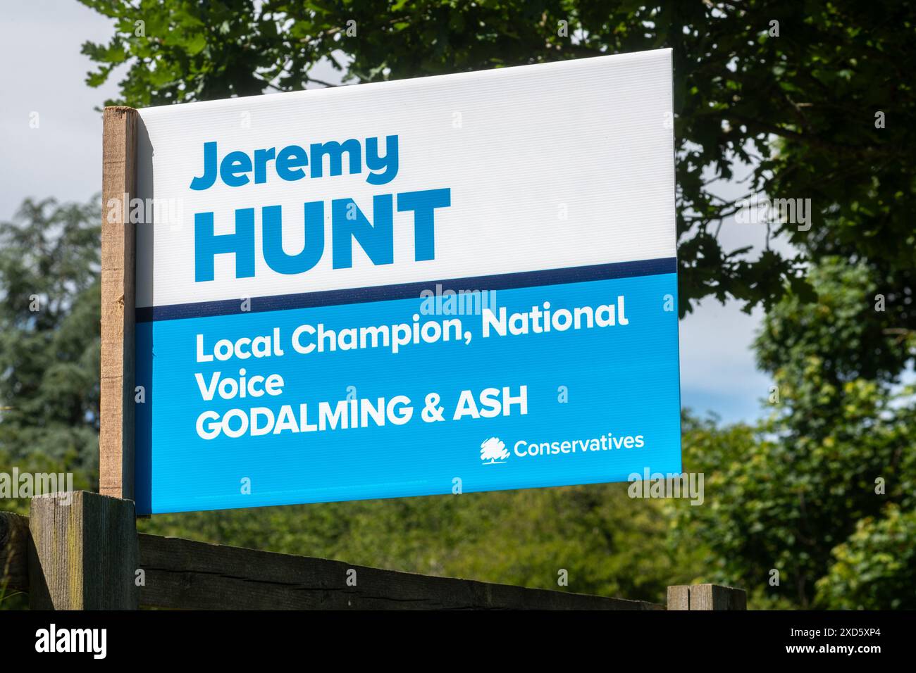 Juni 2024. Wahlkampfplakat für Jeremy Hunt in Witley, Surrey, England, Großbritannien, mit dem Slogan Local Champion, National Voice. Zwei Wochen vor den Parlamentswahlen am 4. Juli 2024 deuten Prognosen darauf hin, dass es zu einer totalen Ausrottung kommen wird, bei der die Arbeit eine große Mehrheit gewinnen wird. Es wird erwartet, dass viele konservative Minister ihre Sitze verlieren. Der konservative Politiker Jeremy Hunt, kürzlich der Finanzminister, ist Kandidat im neuen Wahlkreis Godalming und Ash. Stockfoto