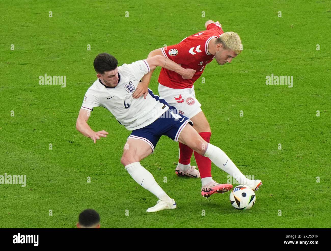 Der Engländer Declan Rice (links) und der dänische Jonas Wind kämpfen während des Spiels zur UEFA Euro 2024 in der Frankfurt Arena um den Ball. Bilddatum: Donnerstag, 20. Juni 2024. Stockfoto