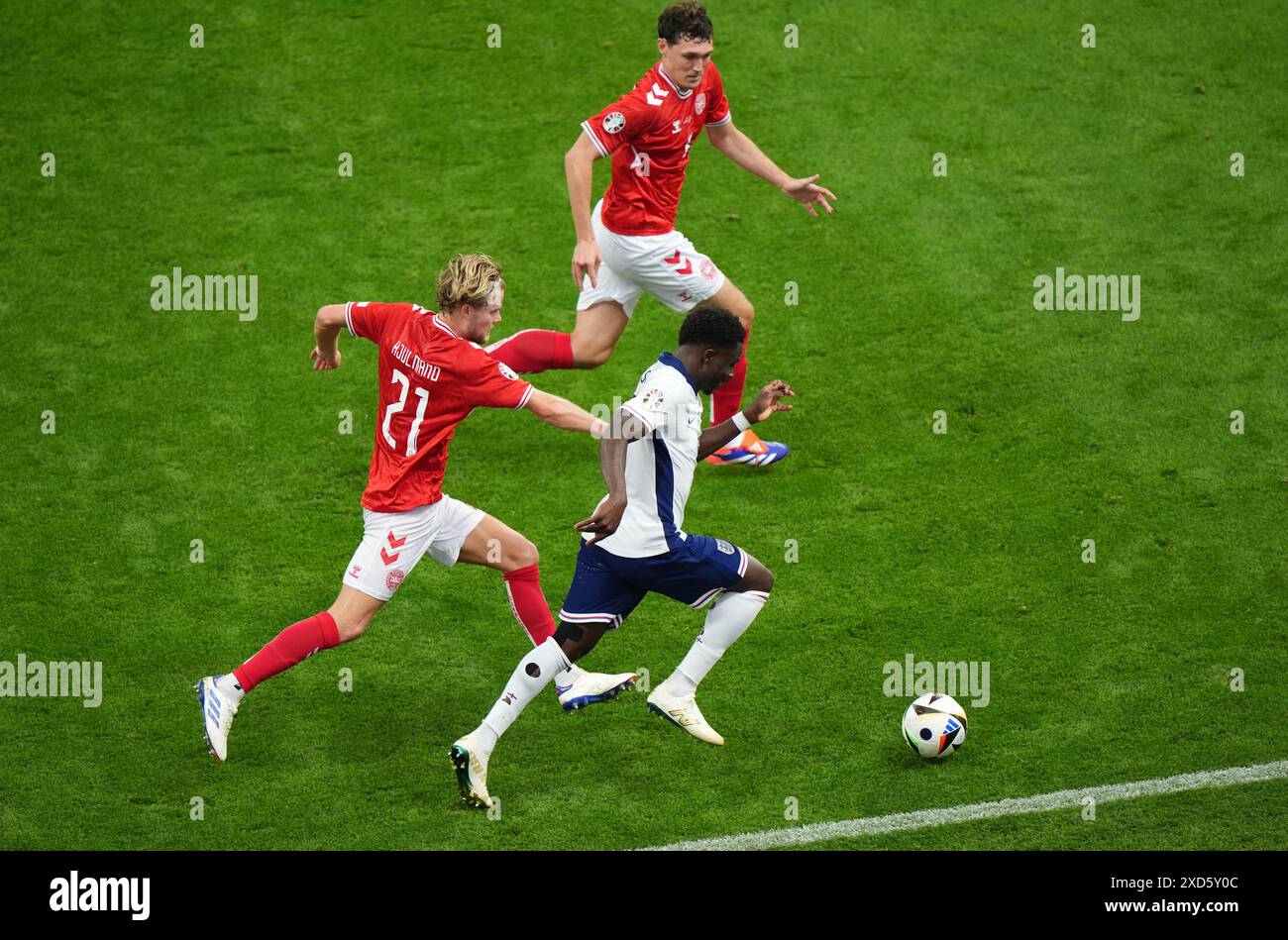 Der Engländer Bukayo Saka entkommt dem Dänen Morten Hjulmand (links) und Andreas Christensen während des Spiels zur UEFA Euro 2024 in der Frankfurter Arena. Bilddatum: Donnerstag, 20. Juni 2024. Stockfoto