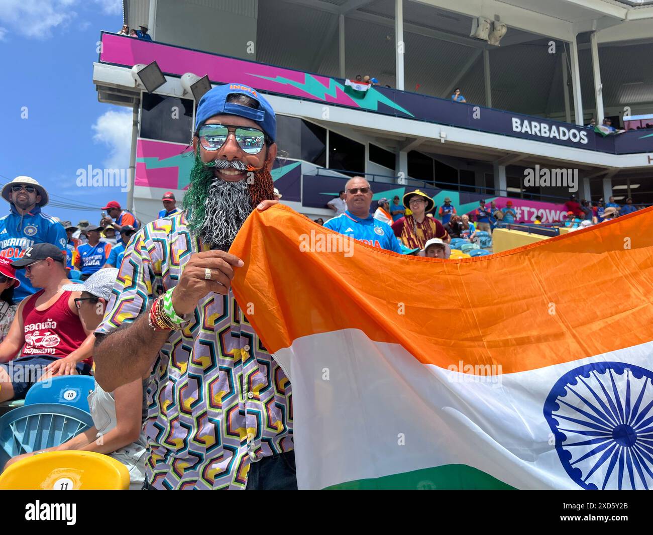 ICC MÄNNER CRICKET T20 WORLD CUP 2024: 43. Match Super 8 Group 1 INDIA gegen AFGANISTAN in KENSINGTON OVAL, Bridge Town, Barbados, West Indies. Indien 181 für 8 in 20 Overs. Afghan braucht 181, um zu gewinnen. Im Bild: Indian Cricket Fan in Sri Color Moustache Credit: Seshadri SUKUMAR/Alamy Live News Stockfoto