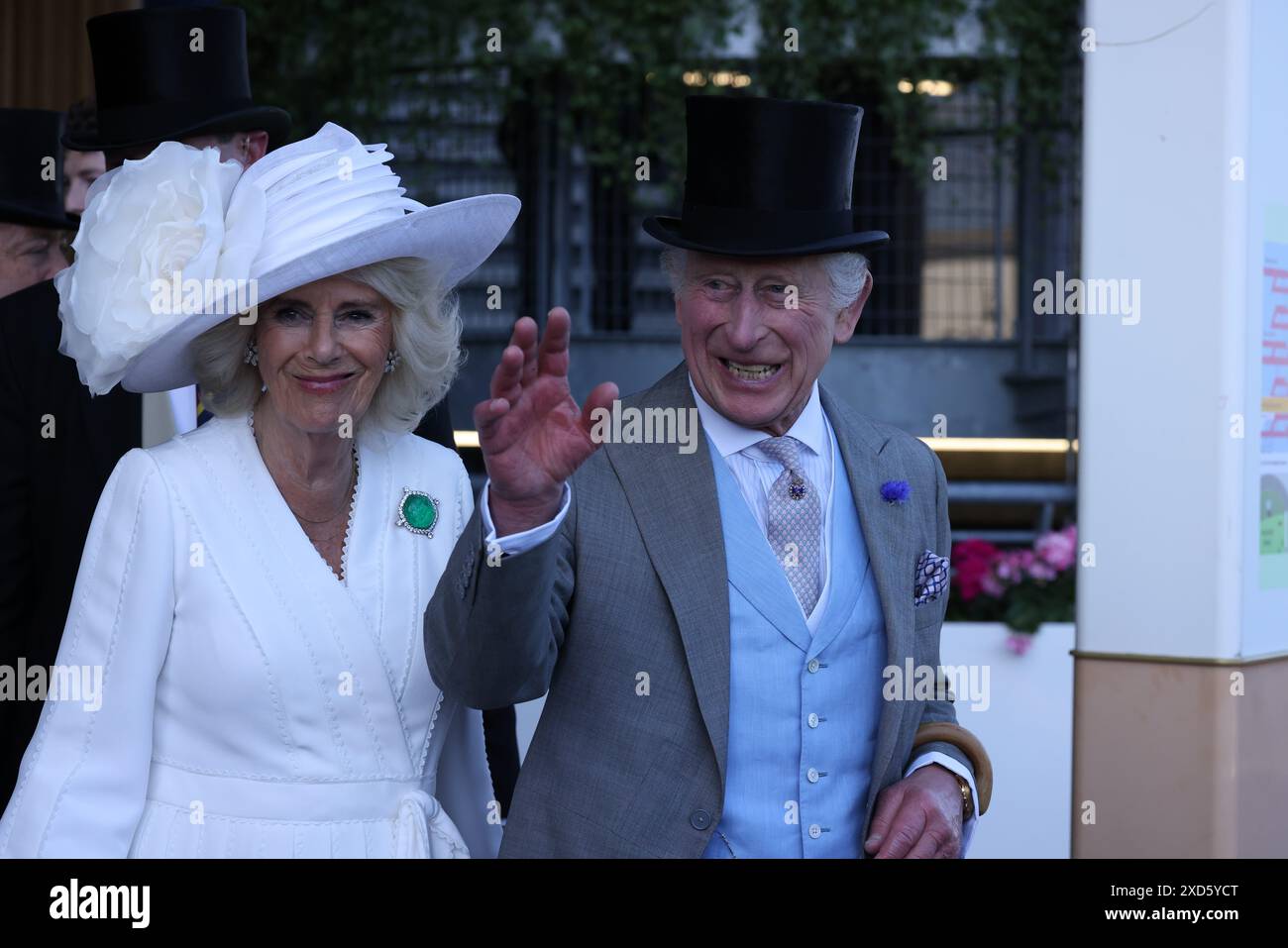 Das Royal Ascot England Großbritannien 20. Juni 2024 König Charles III und Königin Camilla machen am 3. Tag von Royal Ascot eine große Ausfahrt, während der König den Teilnehmern warm die Hände schüttelt und Eleganz und Tradition verkörpert. Credit: Anfisa Polyushkevych/Alamy Live News Stockfoto