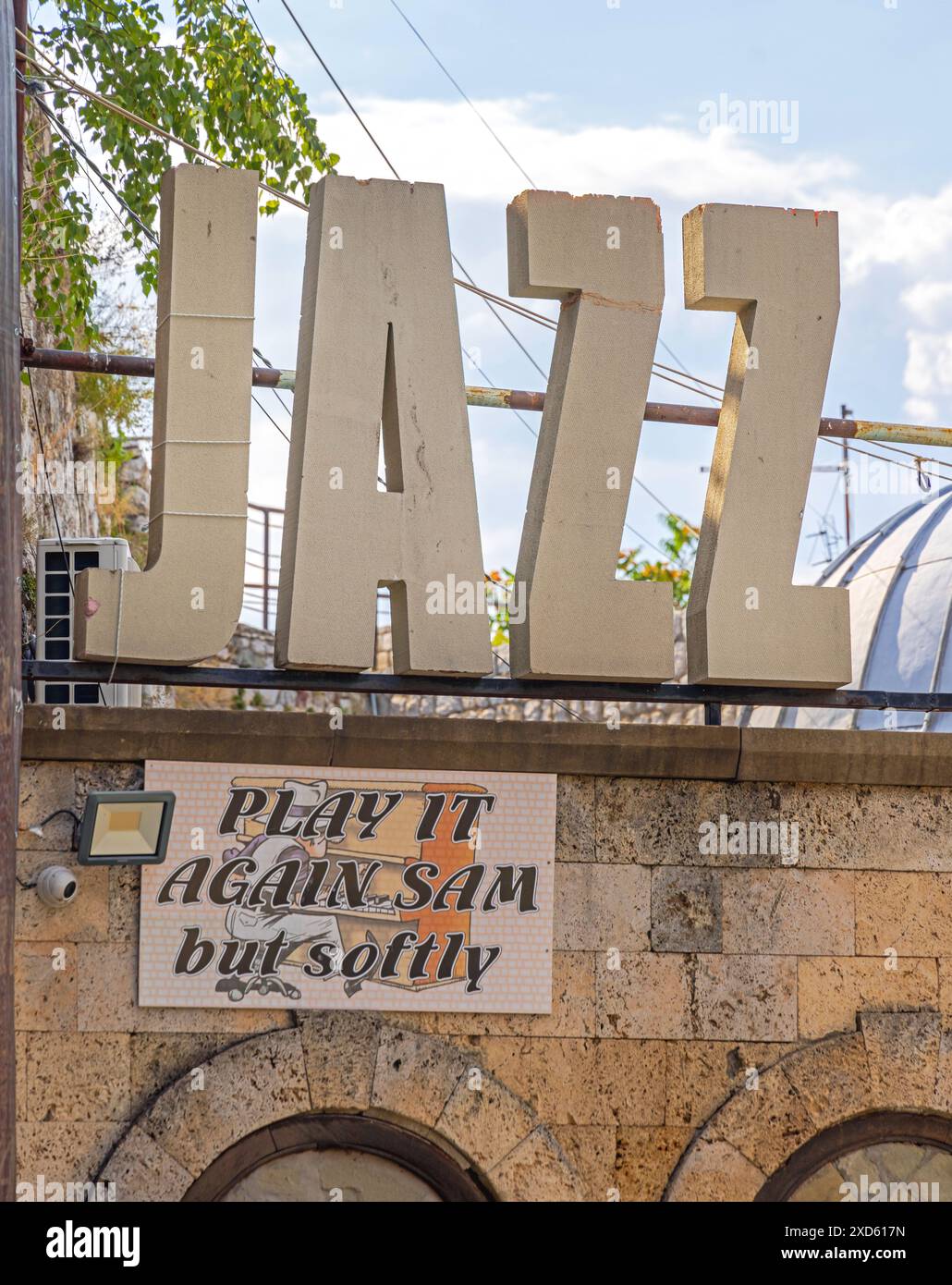 NIS, Serbien - 4. August 2022: Großes 3D Letters Jazz-Schild im Club and Museum Building im historischen türkischen Hammam in der NIS-Festung. Stockfoto