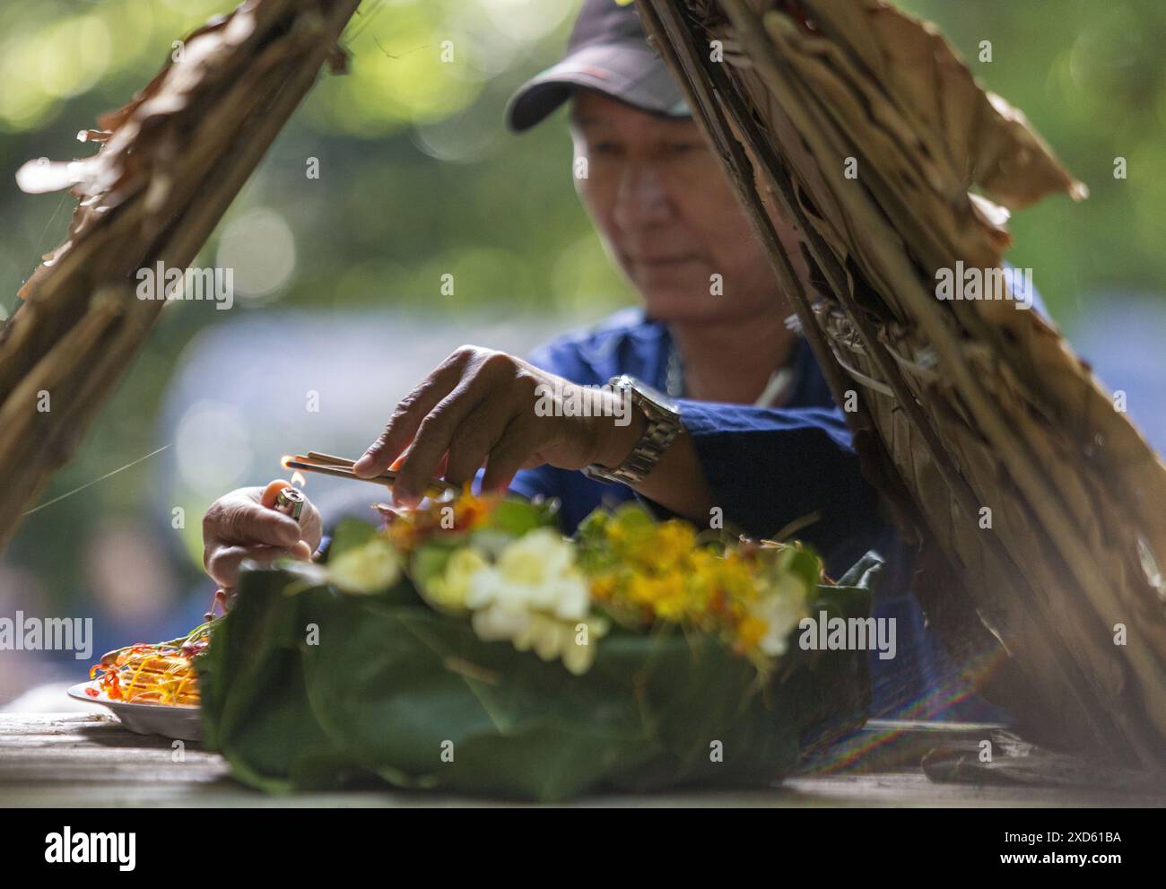 Chiang Mai, Thailand. Juni 2024. Ein Thai-Mann bereitet während des Festivals Opfer vor. Das Festival ist einzigartig und wird nicht oft von Außenstehenden beobachtet, sondern wird jährlich in den Ausläufern des Doi Kham Mountain veranstaltet, um zwei alten Riesengeister, Pu SAE und Ya SAE, zu ehren. Quelle: SOPA Images Limited/Alamy Live News Stockfoto