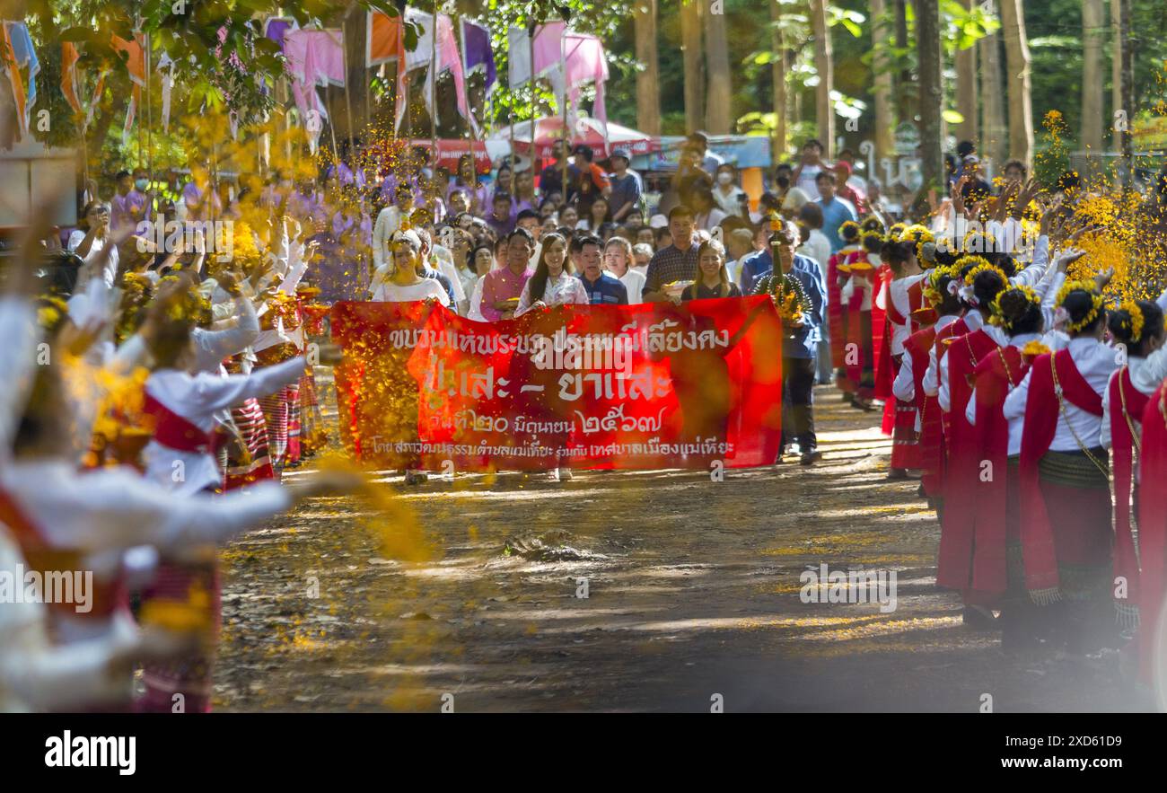 Chiang Mai, Thailand. Juni 2024. Thailänder in traditionellen Trachten halten während des Festivals ein Banner. Das Festival ist einzigartig und wird nicht oft von Außenstehenden beobachtet, sondern wird jährlich in den Ausläufern des Doi Kham Mountain veranstaltet, um zwei alten Riesengeister, Pu SAE und Ya SAE, zu ehren. Quelle: SOPA Images Limited/Alamy Live News Stockfoto