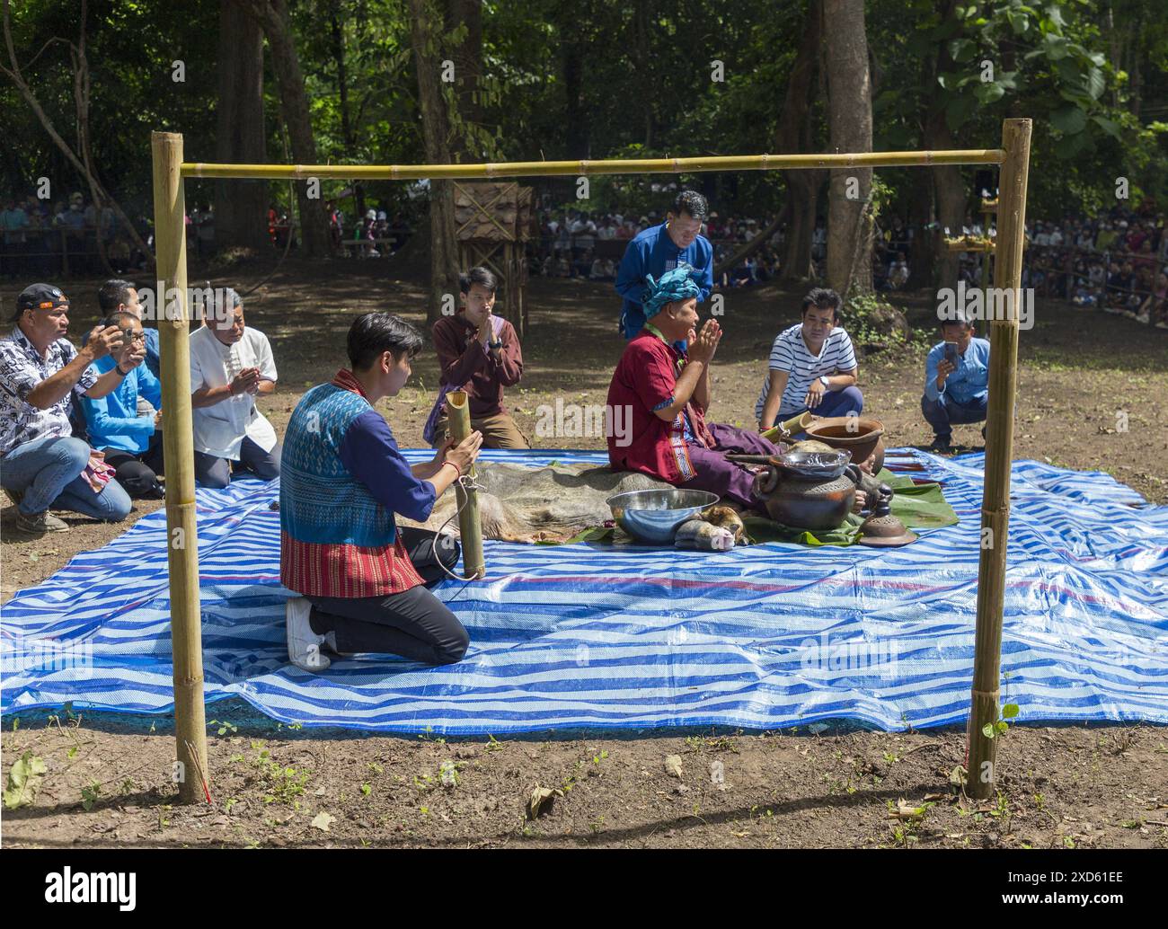 Chiang Mai, Thailand. Juni 2024. Ein von den Geistern besessener Thai-Mann grüßt die Besucher während des Festivals. Das Festival ist einzigartig und wird nicht oft von Außenstehenden beobachtet, sondern wird jährlich in den Ausläufern des Doi Kham Mountain veranstaltet, um zwei alten Riesengeister, Pu SAE und Ya SAE, zu ehren. Quelle: SOPA Images Limited/Alamy Live News Stockfoto