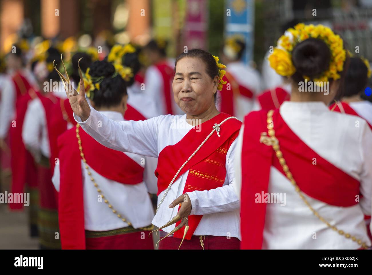 Thailändische Künstler in traditionellen Kostümen führen während des Festivals den Lanna-Tanz auf. Das Festival ist einzigartig und wird nicht oft von Außenstehenden beobachtet, sondern wird jährlich in den Ausläufern des Doi Kham Mountain veranstaltet, um zwei alten Riesengeister, Pu SAE und Ya SAE, zu ehren. (Foto: Pongmanat Tasiri / SOPA Images/SIPA USA) Stockfoto