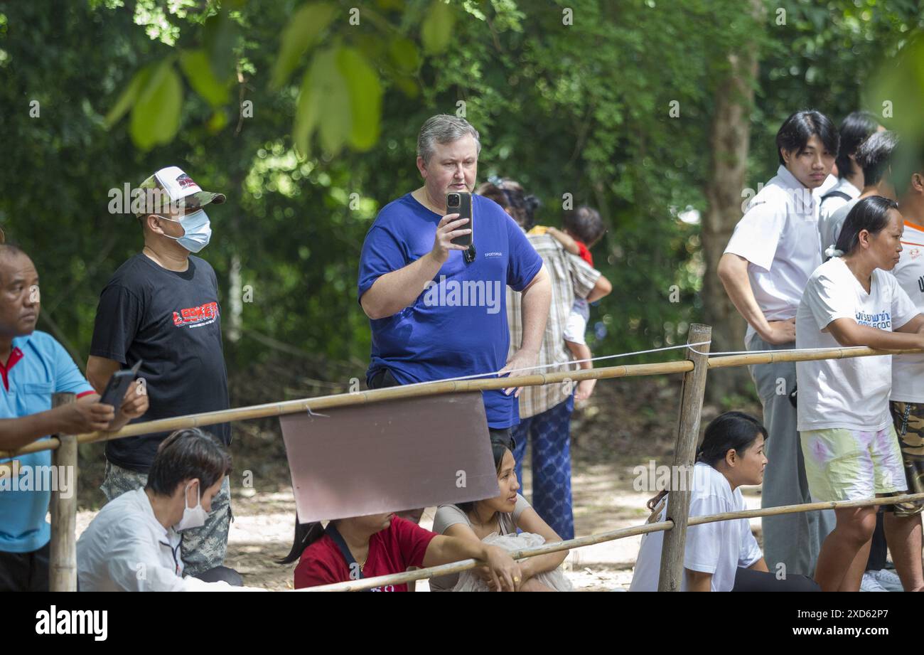 Chiang Mai, Thailand. Juni 2024. Ein Besucher macht während des Festivals Fotos. Das Festival ist einzigartig und wird nicht oft von Außenstehenden beobachtet, sondern wird jährlich in den Ausläufern des Doi Kham Mountain veranstaltet, um zwei alten Riesengeister, Pu SAE und Ya SAE, zu ehren. (Foto: Pongmanat Tasiri/SOPA Images/SIPA USA) Credit: SIPA USA/Alamy Live News Stockfoto