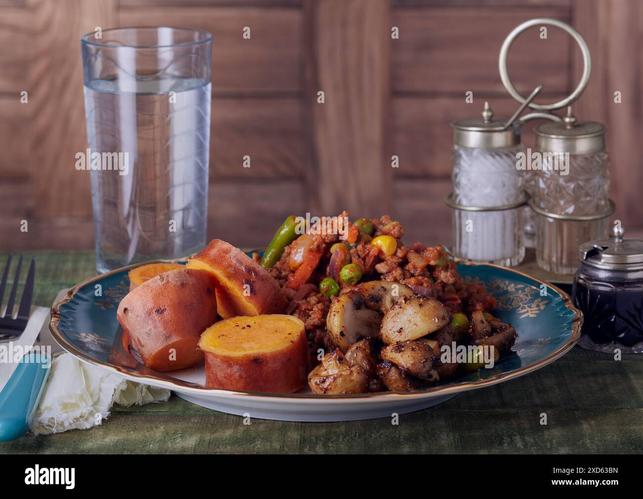 Hackfleisch und Gemüse in Tomatensoße mit Süßkartoffeln und Knoblauchpilzen. Stockfoto