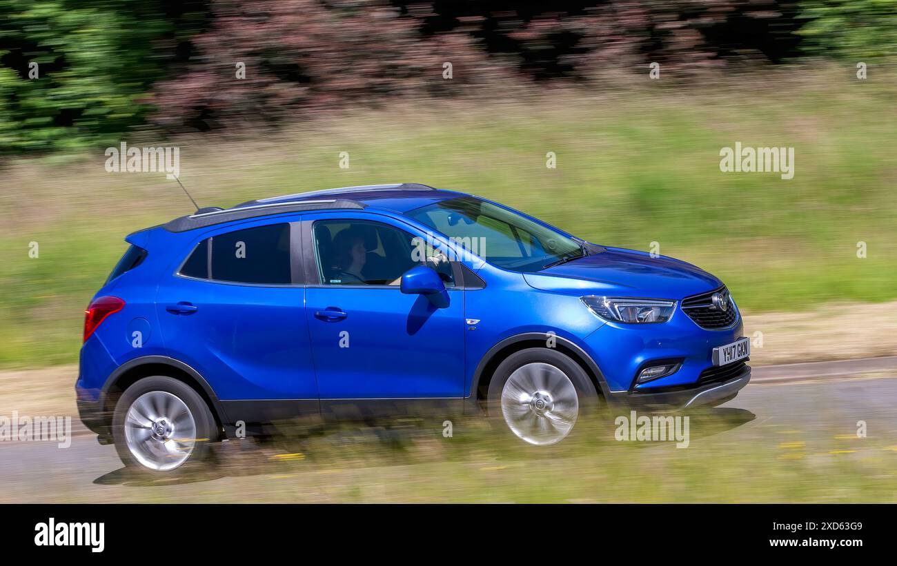 Milton Keynes, Großbritannien - 20. Juni 2024: 2017 blaues Vauxhall Mokka Auto fährt auf einer britischen Landstraße Stockfoto