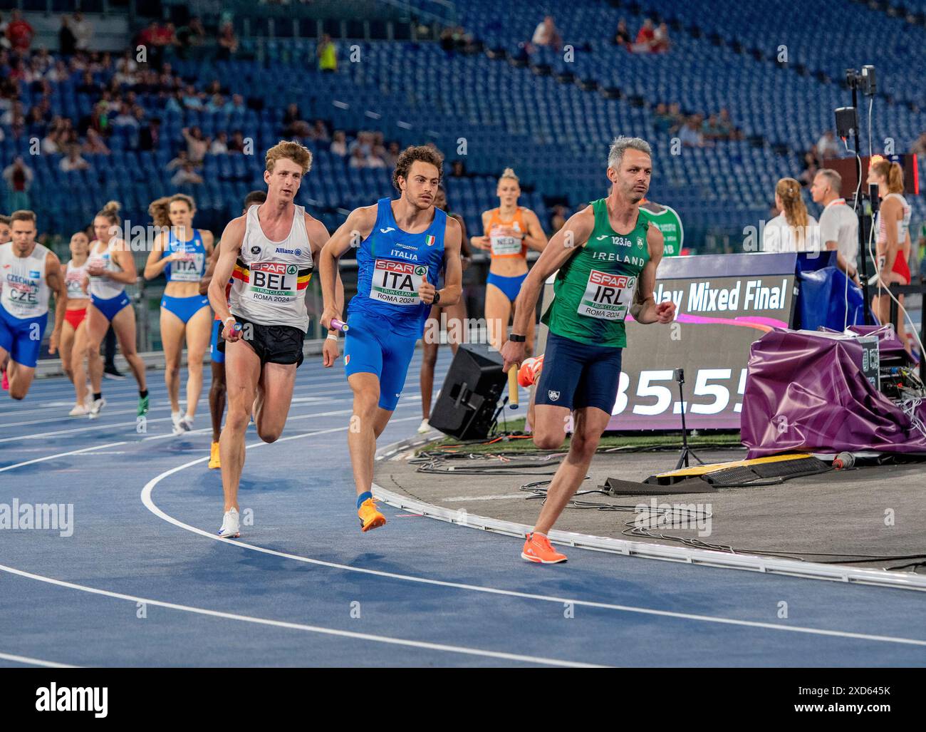 T. Barr (IRL), E. Scotti (ITA), A. Doom (BEL) im dritten Leg der 4 x 400 m Staffel Mixed Final bei der Leichtathletik-Europameisterschaft Roma 2024, Rom, IT Stockfoto