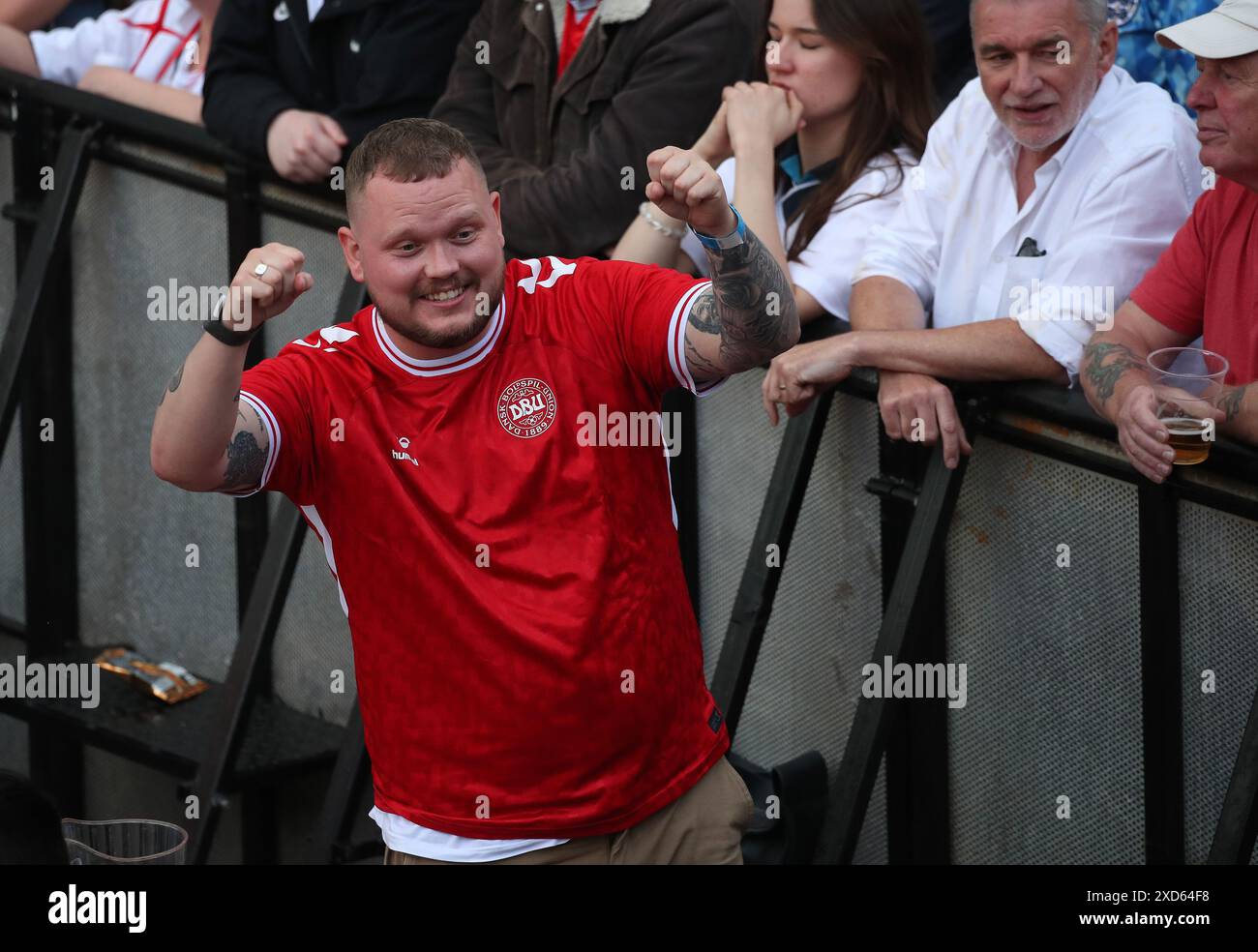 Dänemark-Fan im Central Park, Newcastle, sieht sich das Spiel der Gruppe C der UEFA Euro 2024 zwischen Dänemark und England an. Bilddatum: Donnerstag, 20. Juni 2024. Stockfoto