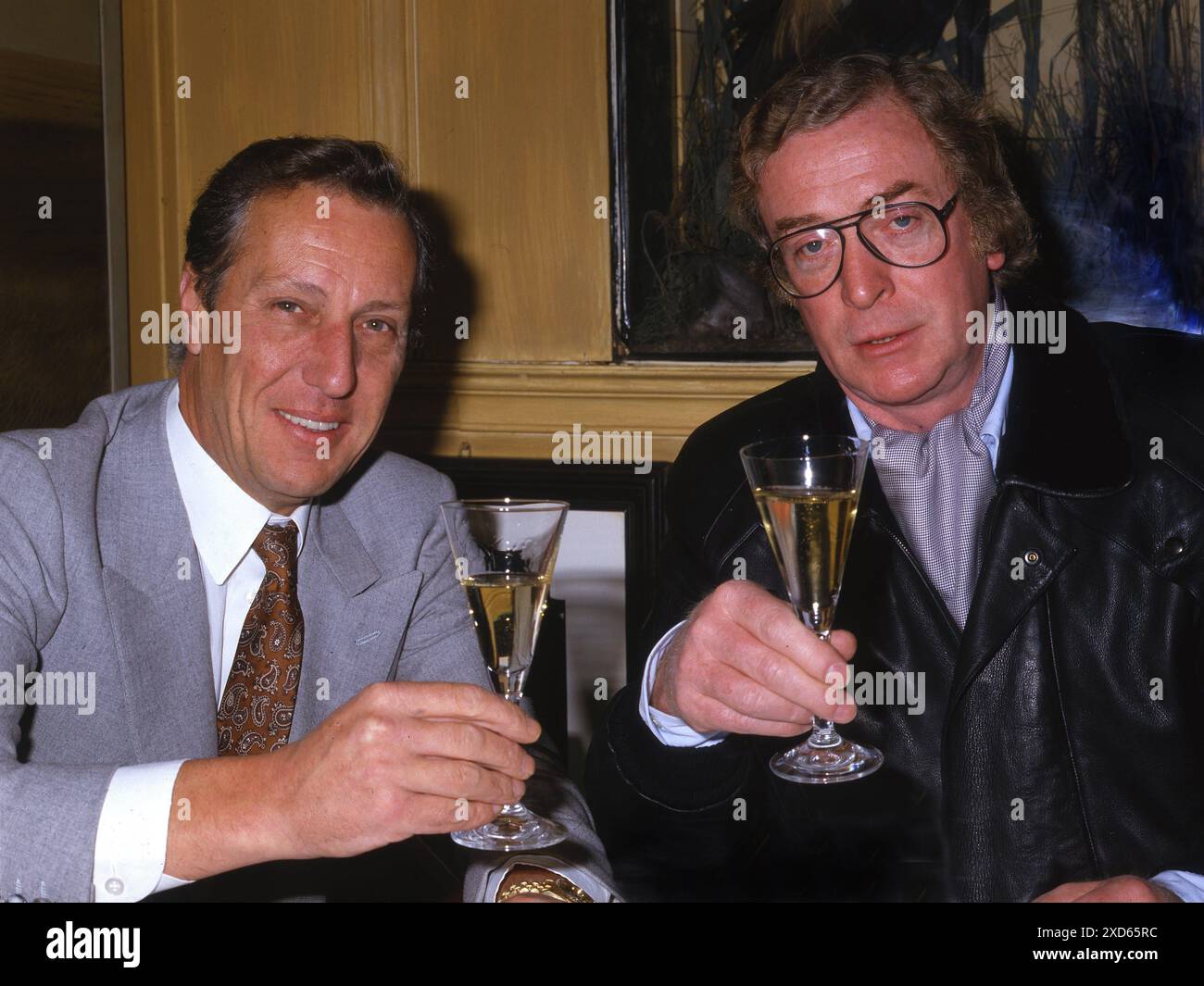 Michael Caine und Frederick Forsyth in der Langan's Brasserie, London, die die Vierte Pho fördern, geschrieben von F. Forsyth und mit M.. Caine Stockfoto