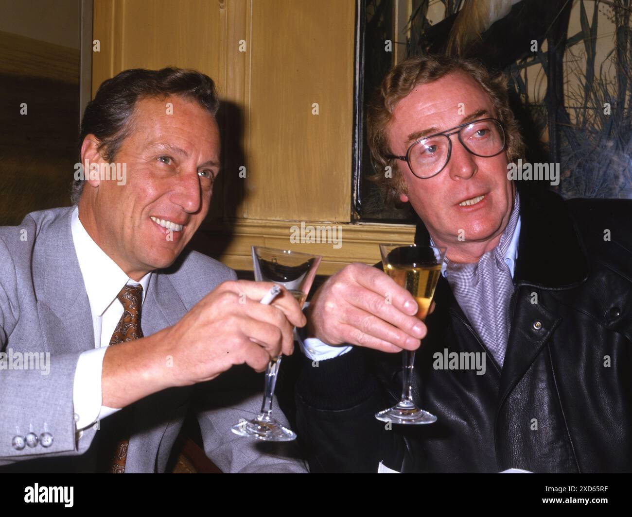 Michael Caine und Frederick Forsyth in der Langan's Brasserie, London, die die Vierte Pho fördern, geschrieben von F. Forsyth und mit M.. Caine Stockfoto