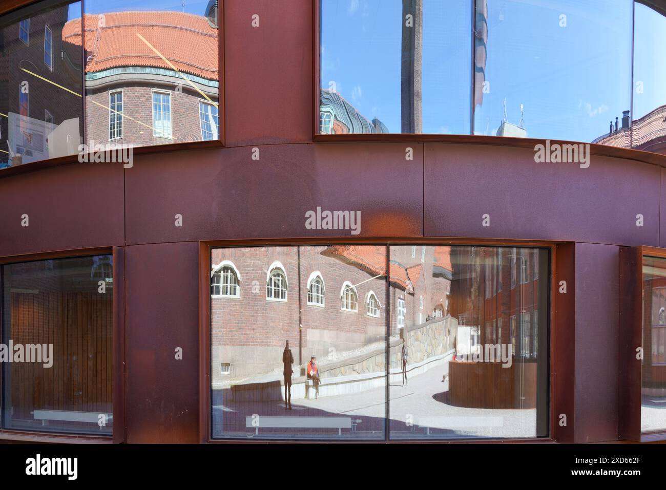 Reflexionen in den Fenstern der Schule für Architektur am Königlichen Institut für Technologie Stockholm, Schweden. Entworfen von Tham & Videgård Architect Stockfoto