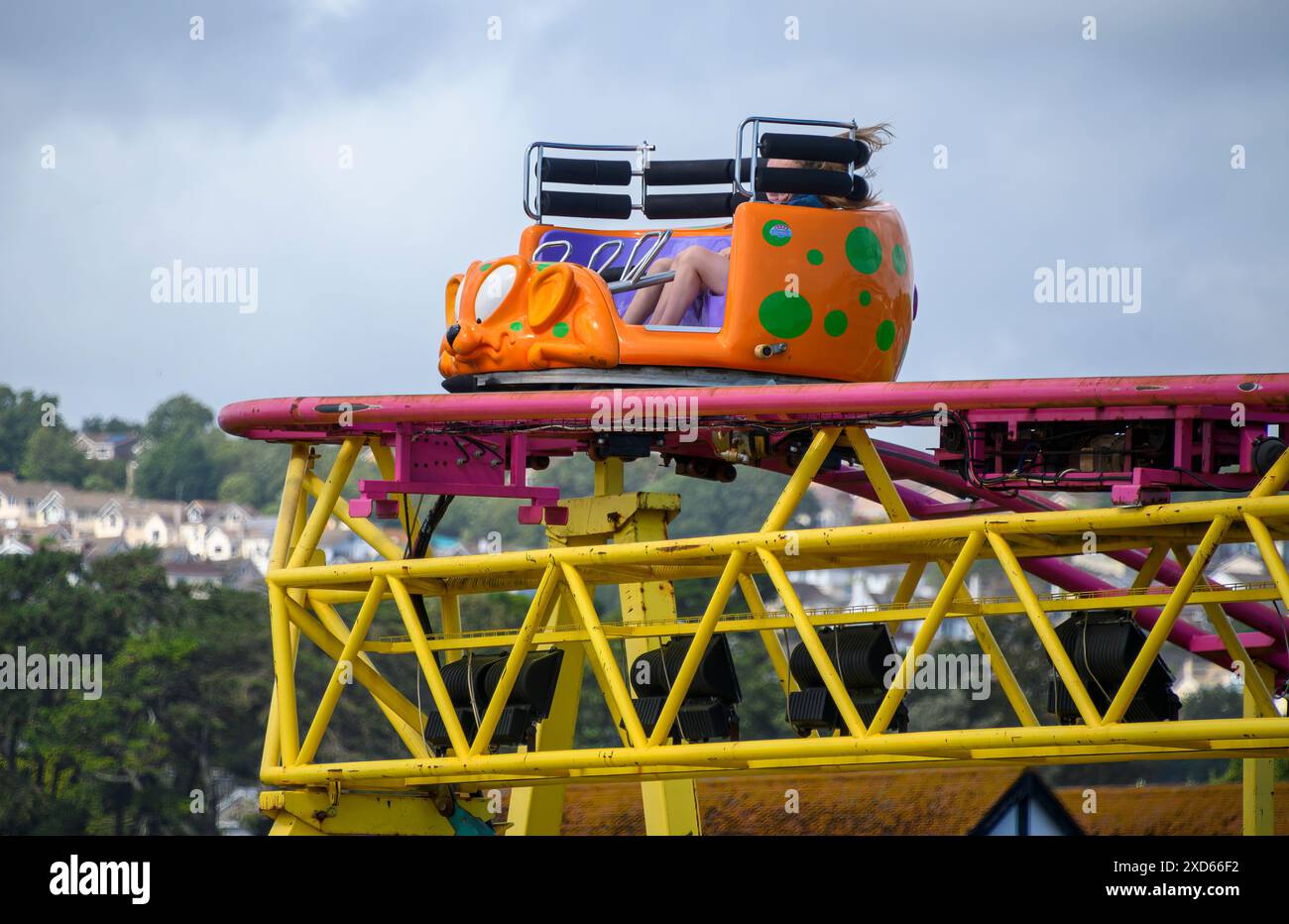 Paignton, Vereinigtes Königreich - 20. August 2020: Eine Achterbahn an der Spitze der Fahrt auf der Eastern Esplanade Stockfoto