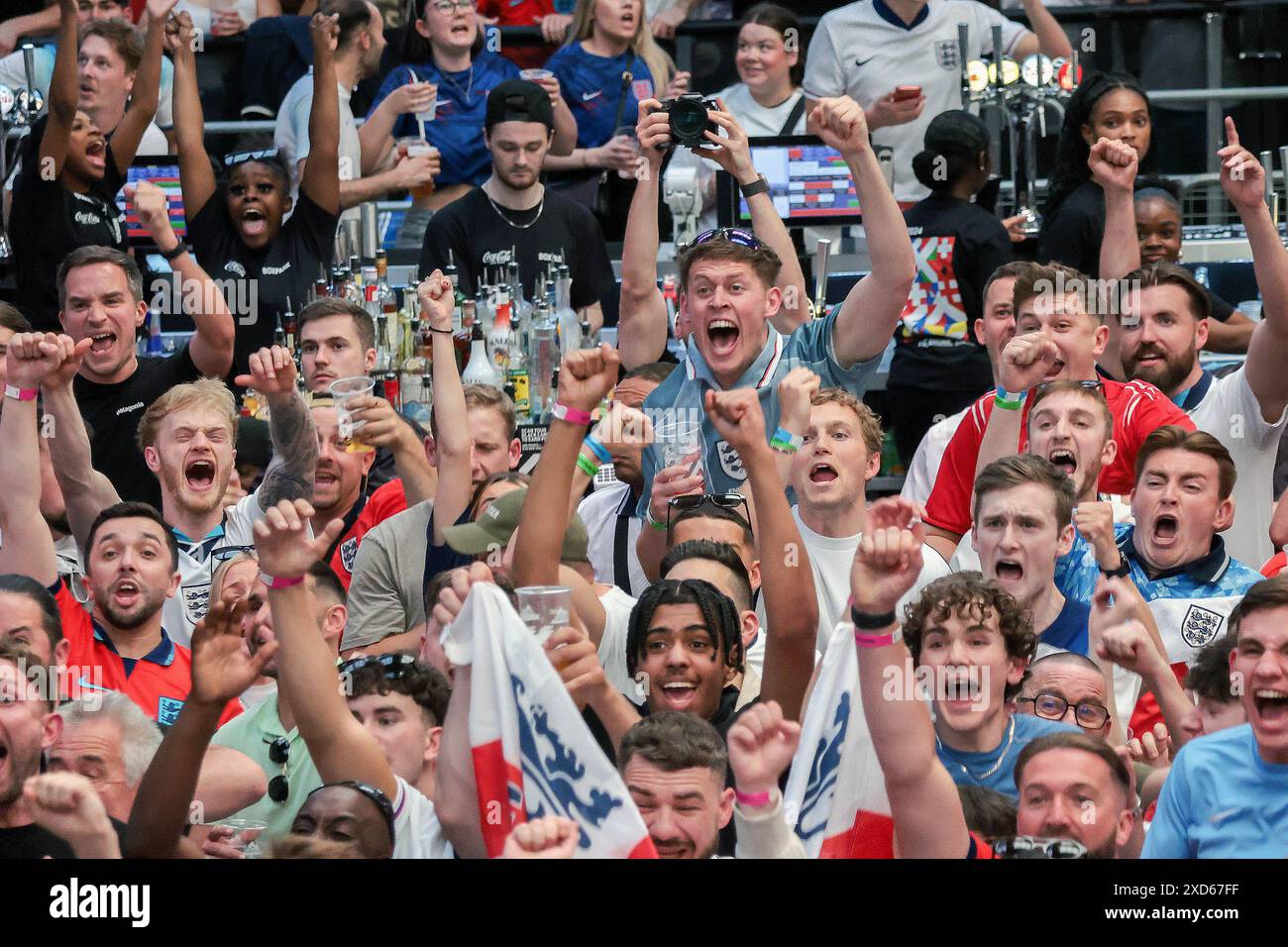 London, Großbritannien. Juni 2024. Image © lizenziert für Parsons Media. 20/06/2024. London, Vereinigtes Königreich. England Fans Boxpark Wembley. Foto von Martyn Wheatley/Parsons Media England Fans sehen sich das zweite Gruppenspiel Englands gegen Dänemark auf der Großleinwand im Boxpark in Wembley an. Anrede: andrew parsons/Alamy Live News Stockfoto