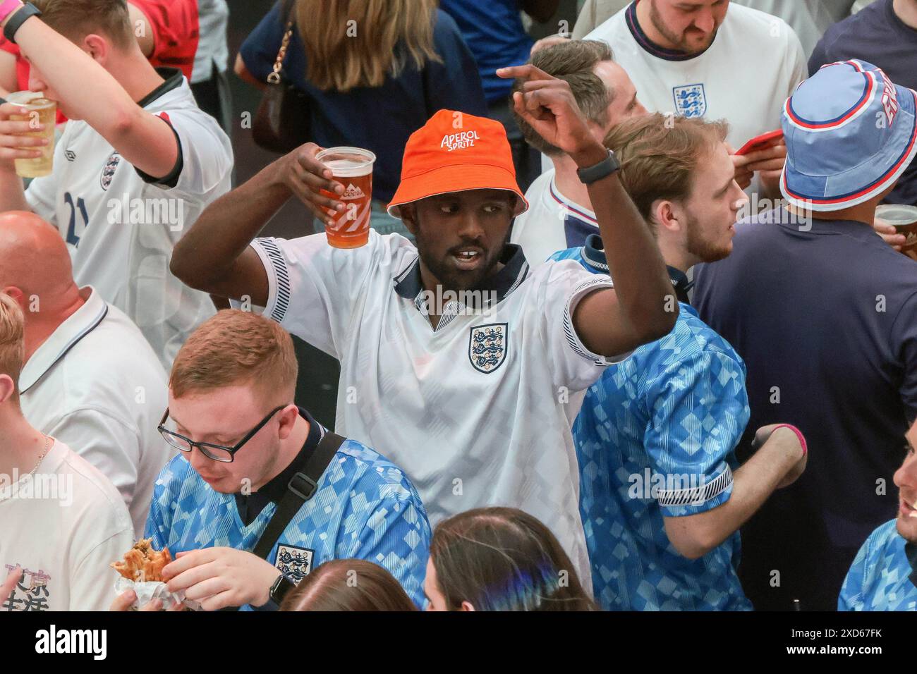 London, Großbritannien. Juni 2024. Image © lizenziert für Parsons Media. 20/06/2024. London, Vereinigtes Königreich. England Fans Boxpark Wembley. Foto von Martyn Wheatley/Parsons Media England Fans sehen sich das zweite Gruppenspiel Englands gegen Dänemark auf der Großleinwand im Boxpark in Wembley an. Anrede: andrew parsons/Alamy Live News Stockfoto