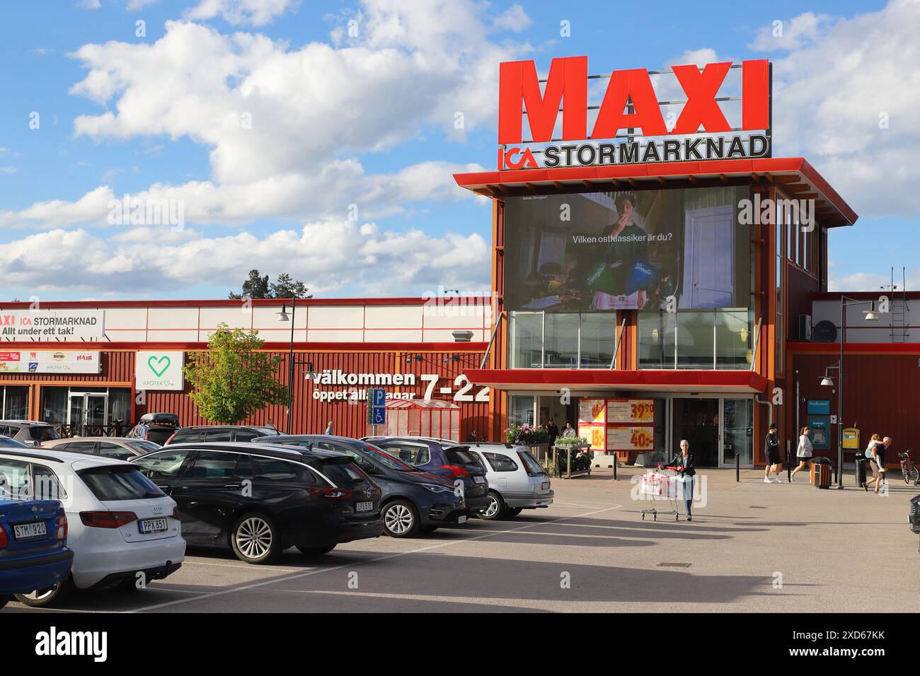 gavle, Schweden - 19. Junde 2024: Außenansicht des Ica Maxi Hypermarktes in Hemlingby. Stockfoto