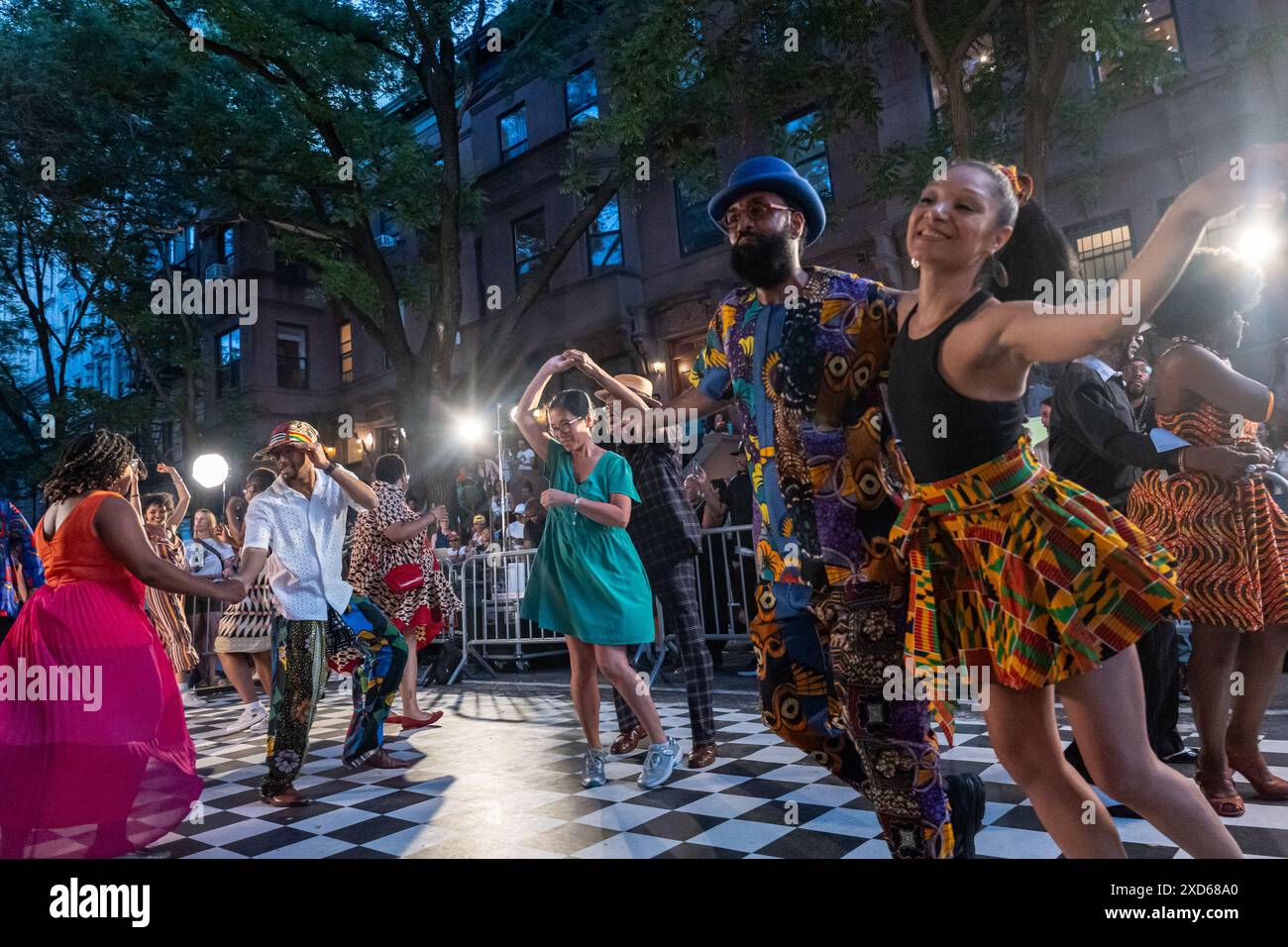 New York, New York, USA. Juni 2024. Tänzer von TheSoapBoxPresents Stoop Sessions tanzen während einer Live-Performance in der 119th Street zwischen Adam Clayton Powell und Malcolm X Blvd mit Tänzern, Big Ban Jubilee, einer 12-köpfigen Orchesterband, lindy Hop, Swing-Musik, moderiert von Dandy Wellington in Harlem, New York. Dies war die dritte jährliche Feier der Soapbox. Die Künstlerin Maija Abney startete die Sitzungen während der Pandemie, um die darstellenden Künstler frisch in ihrer Arbeit zu halten und „den Freiheitstag zu feiern“, sagte sie. Die Stoop-Sitzungen werden bis zum Spätsommer fortgesetzt. (Kreditbild: © Br Stockfoto