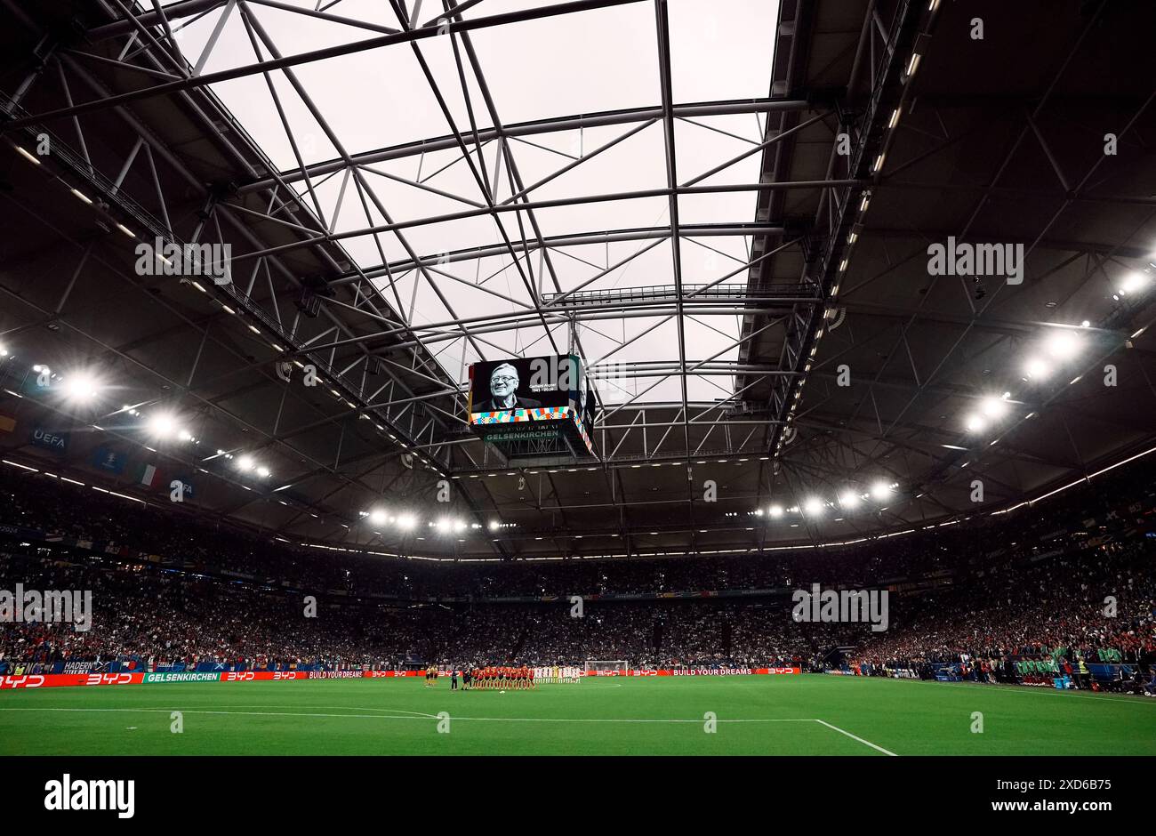 Eine allgemeine Betrachtung während eines Schweigens zum Gedenken an Gerhard Aigner während des Gruppenspiels der UEFA Euro 2024 in der Arena AufSchalke in Gelsenkirchen. Bilddatum: Donnerstag, 20. Juni 2024. Stockfoto