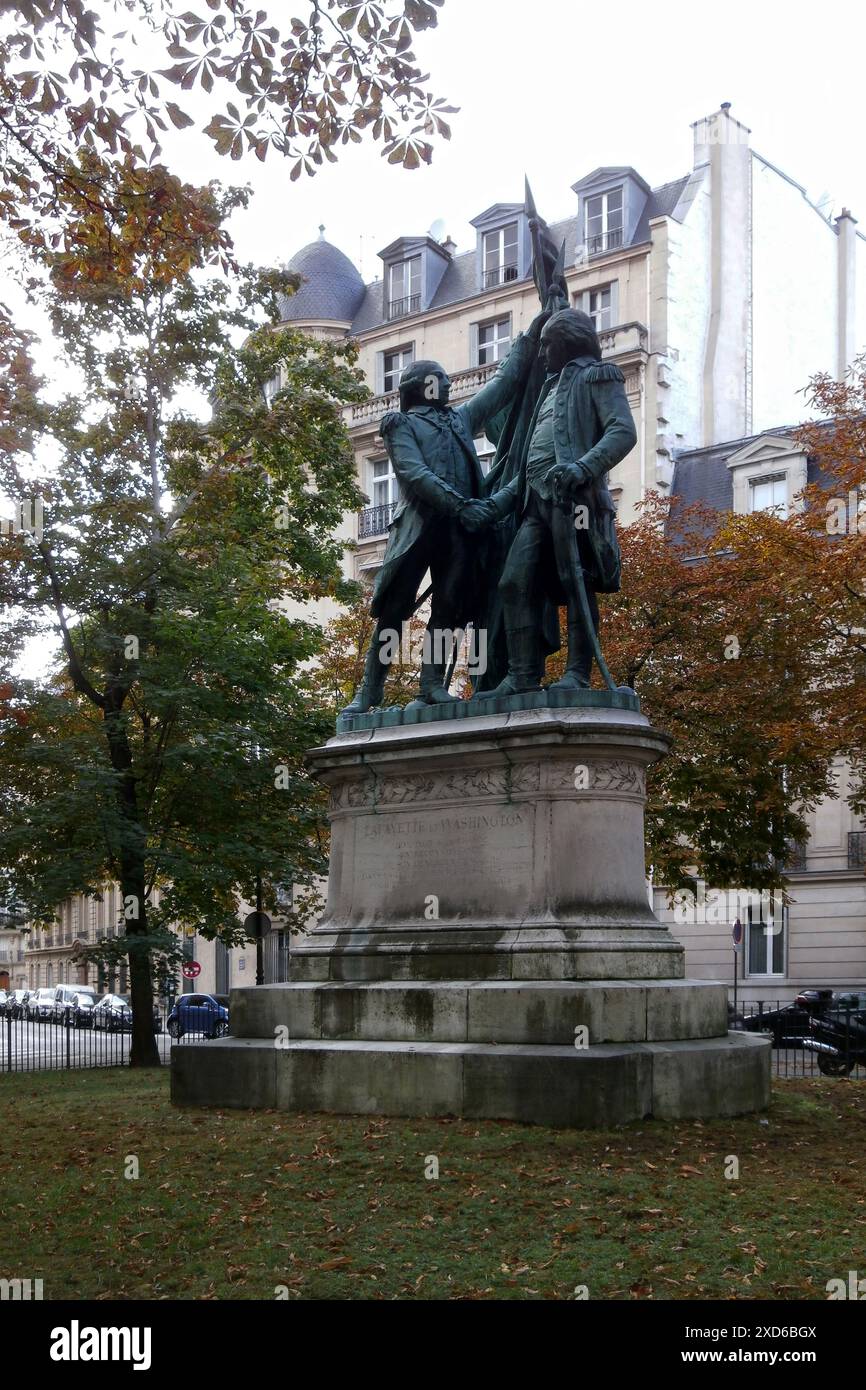 Paris, Frankreich - 20. September 2017: Statue „La Fayette and Washington“, realisiert von Auguste Bartholdi, die von Joseph Pulitzer als Fundament angeboten wurde Stockfoto