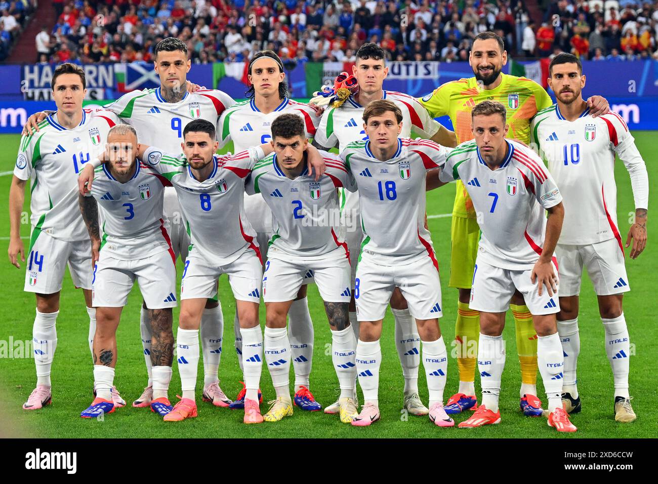 Gelsenkirchen, Deutschland. Juni 2024. Fußball, UEFA Euro 2024, Europameisterschaft, Spanien - Italien, Vorrunde, Gruppe B, Spieltag 2, Arena auf Schalke, Italiens Spieler Federico Chiesa (zurück, l-r), Gianluca Scamacca, Riccardo Calafiori, Alessandro Bastoni, Torhüter Gianluigi Donnarumma, Lorenzo Pellegrini; (vorn, l-r) Federico Dimarco, Jorginho, Giovanni Di Lorenzo, Nicolò Barella und Davide Frattesi stehen für das Teamfoto an. Quelle: David Inderlied/dpa/Alamy Live News Stockfoto